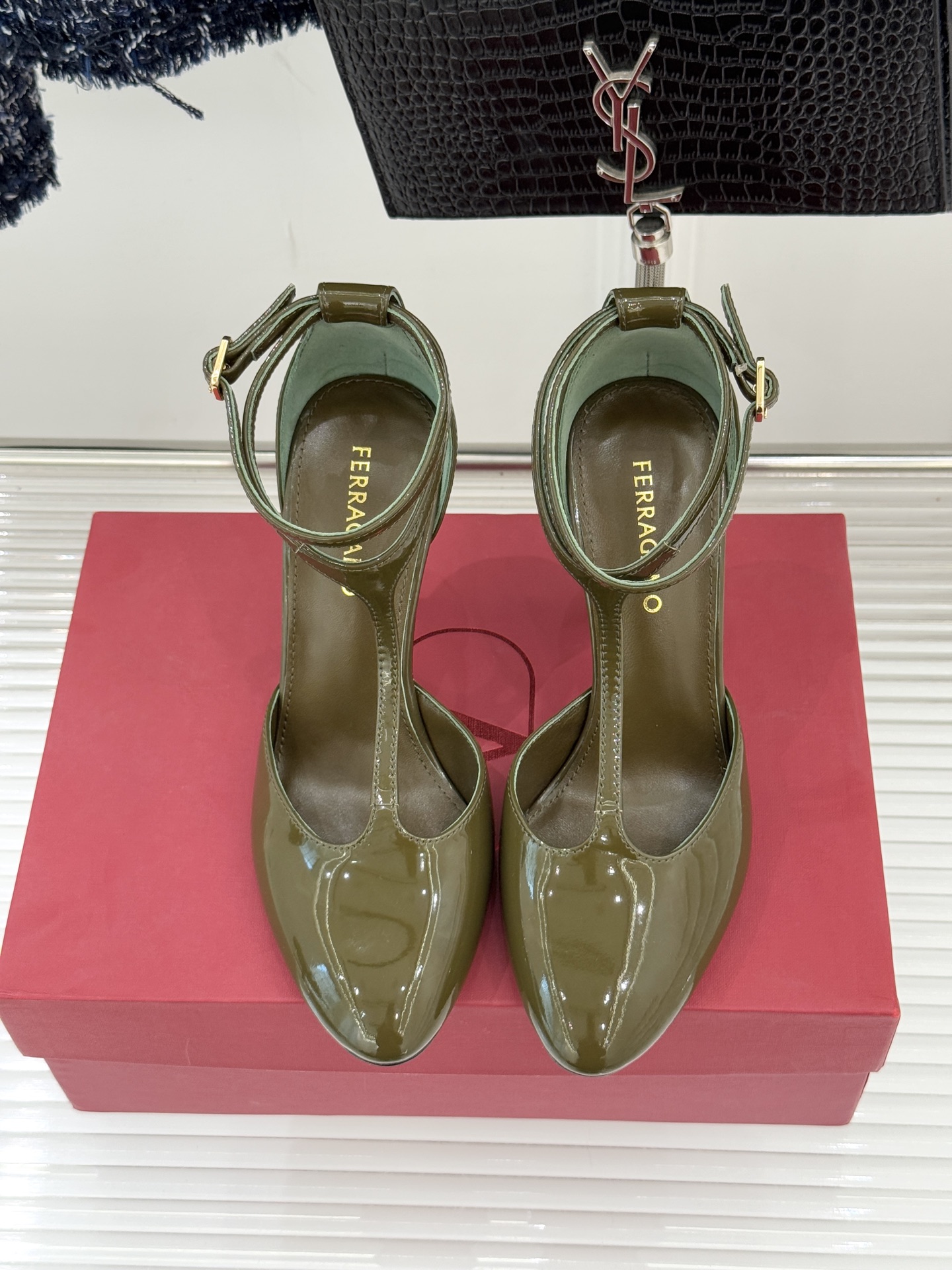 Ferragamo/菲拉格26WF新品T字带圆头漆皮高跟凉鞋以意大利匠心续写优雅经典。高光漆皮质感通透利