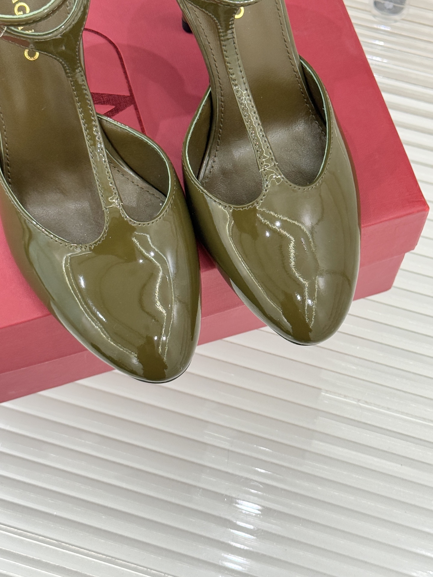 Ferragamo/菲拉格26WF新品T字带圆头漆皮高跟凉鞋以意大利匠心续写优雅经典。高光漆皮质感通透利