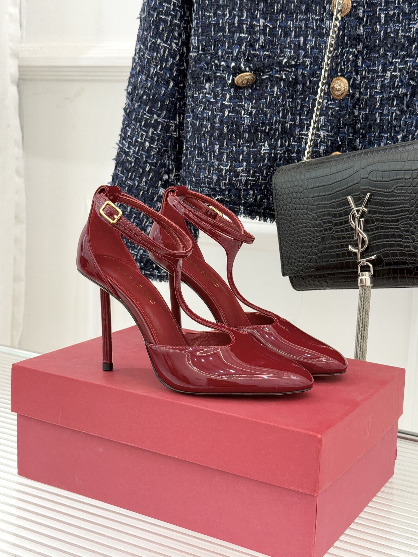 Ferragamo/菲拉格26WF新品T字带圆头漆皮高跟凉鞋以意大利匠心续写优雅经典。高光漆皮质感通透利