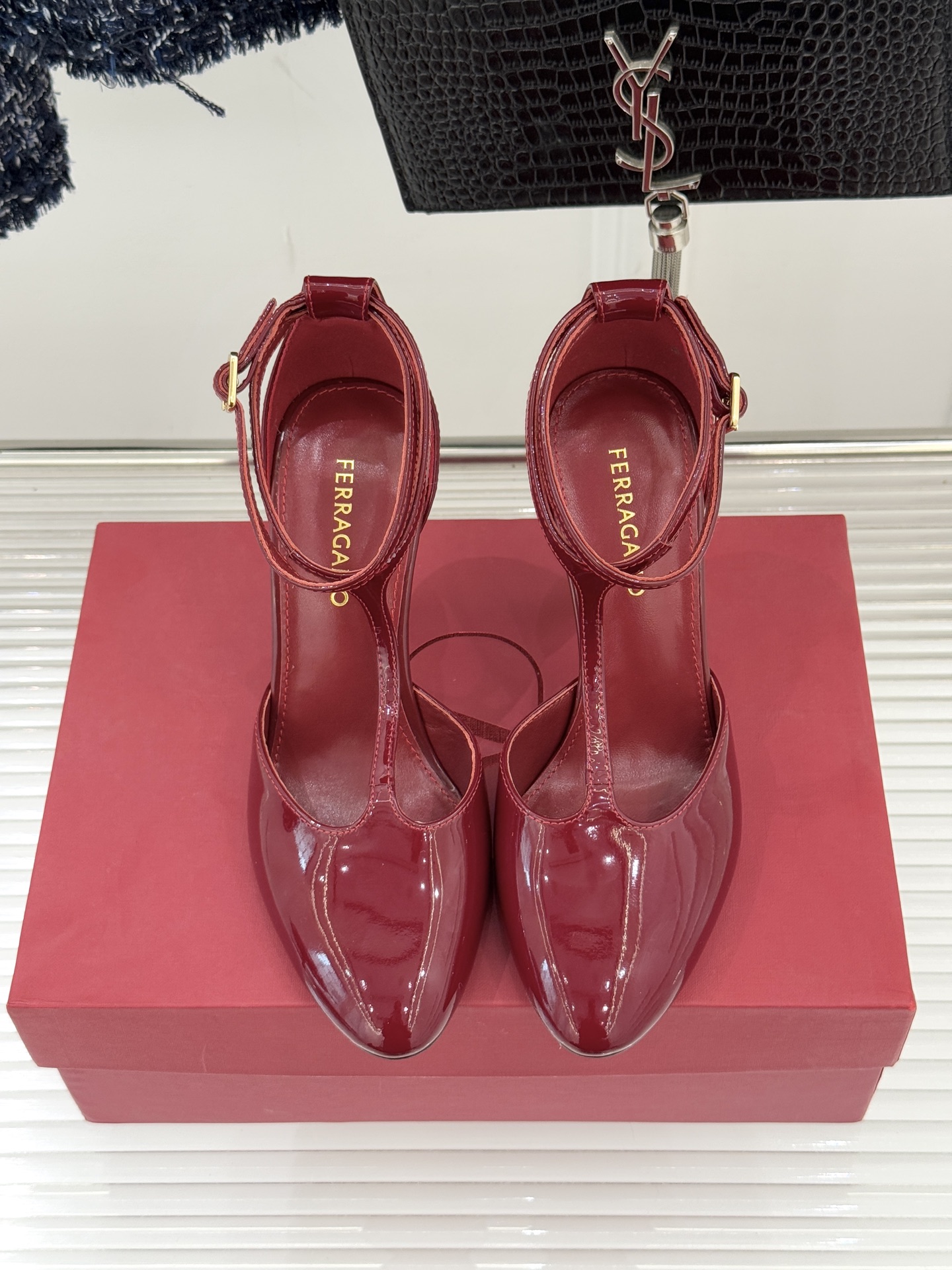 Ferragamo/菲拉格26WF新品T字带圆头漆皮高跟凉鞋以意大利匠心续写优雅经典。高光漆皮质感通透利