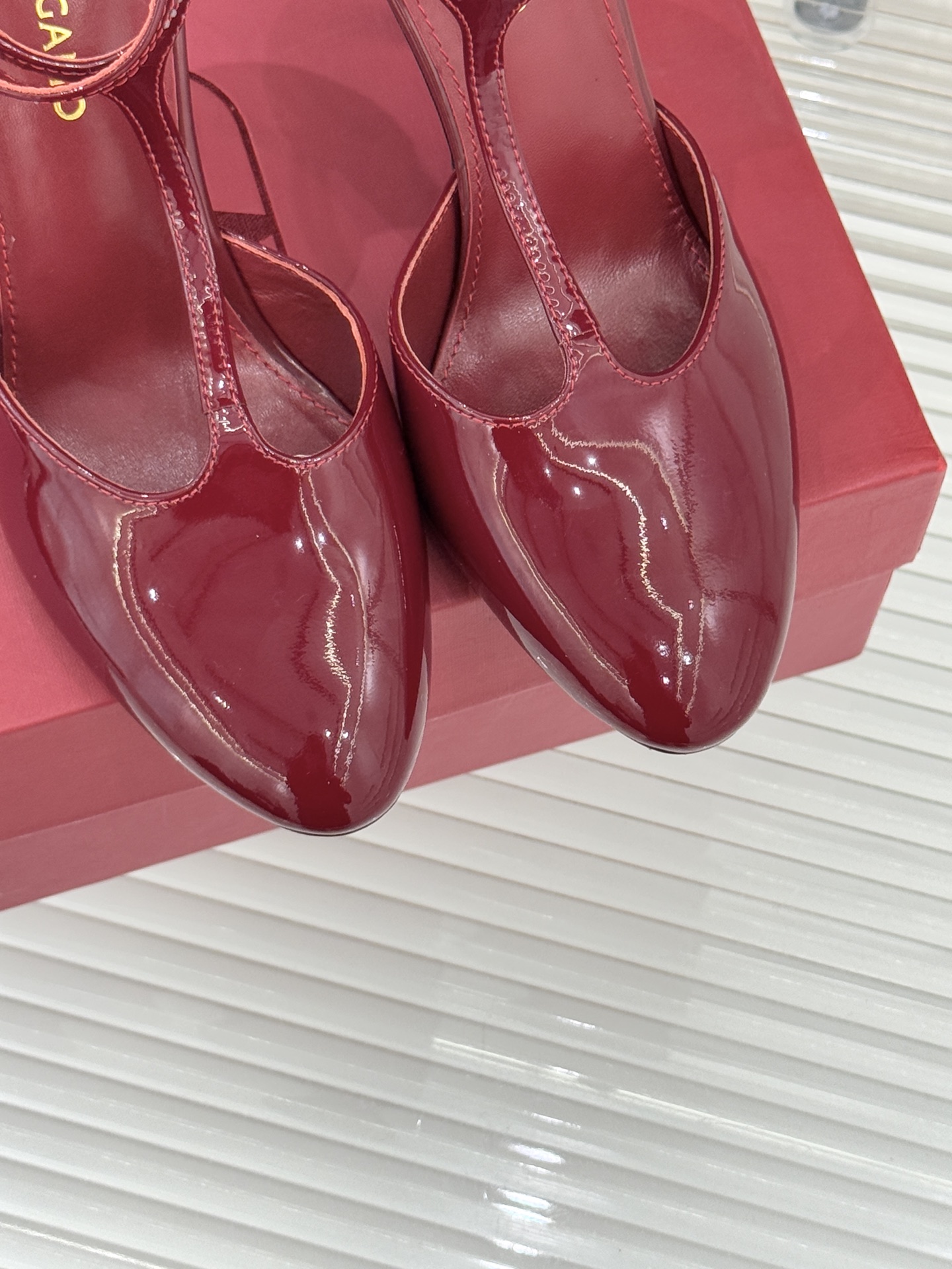 Ferragamo/菲拉格26WF新品T字带圆头漆皮高跟凉鞋以意大利匠心续写优雅经典。高光漆皮质感通透利