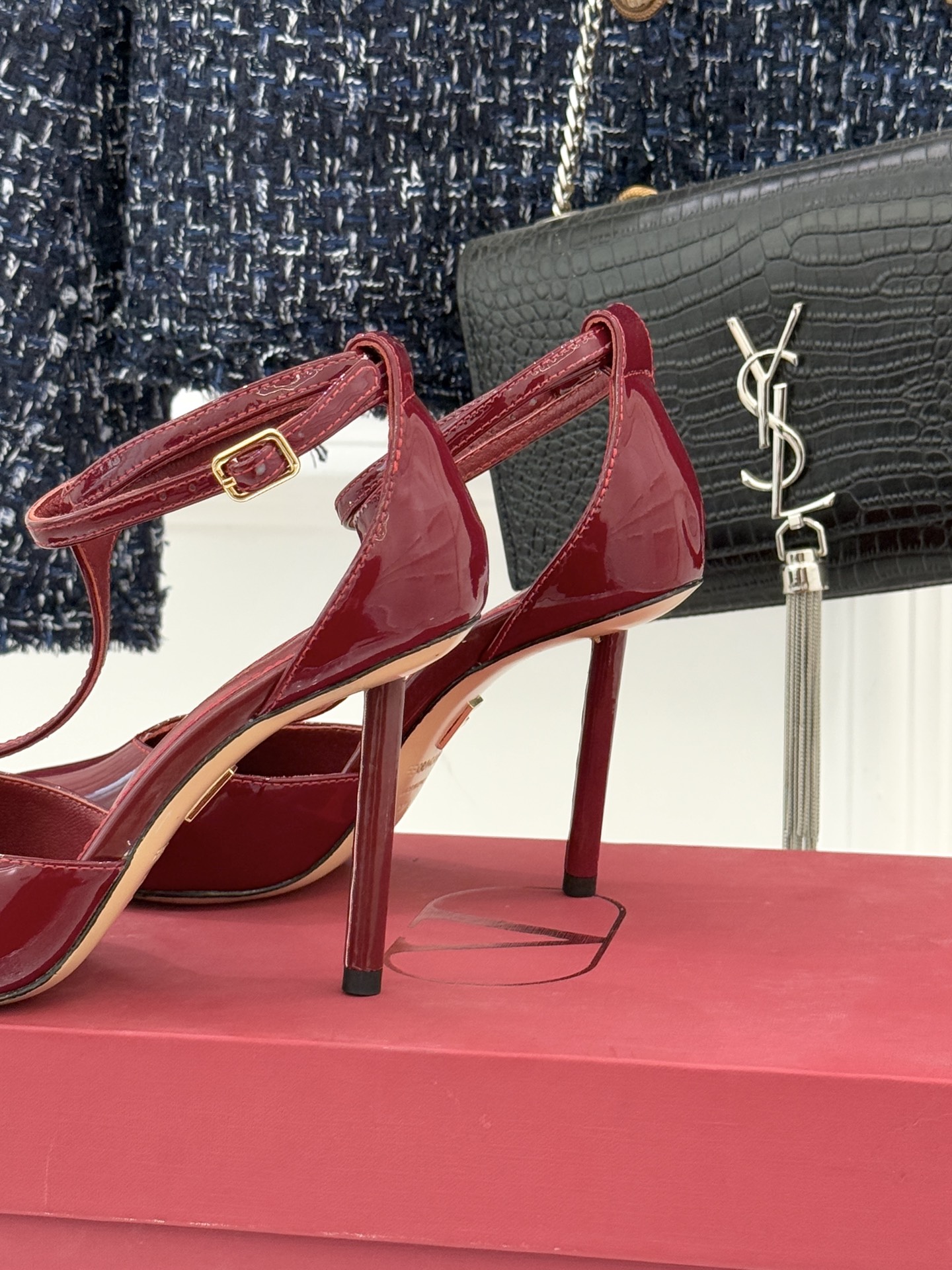 Ferragamo/菲拉格26WF新品T字带圆头漆皮高跟凉鞋以意大利匠心续写优雅经典。高光漆皮质感通透利