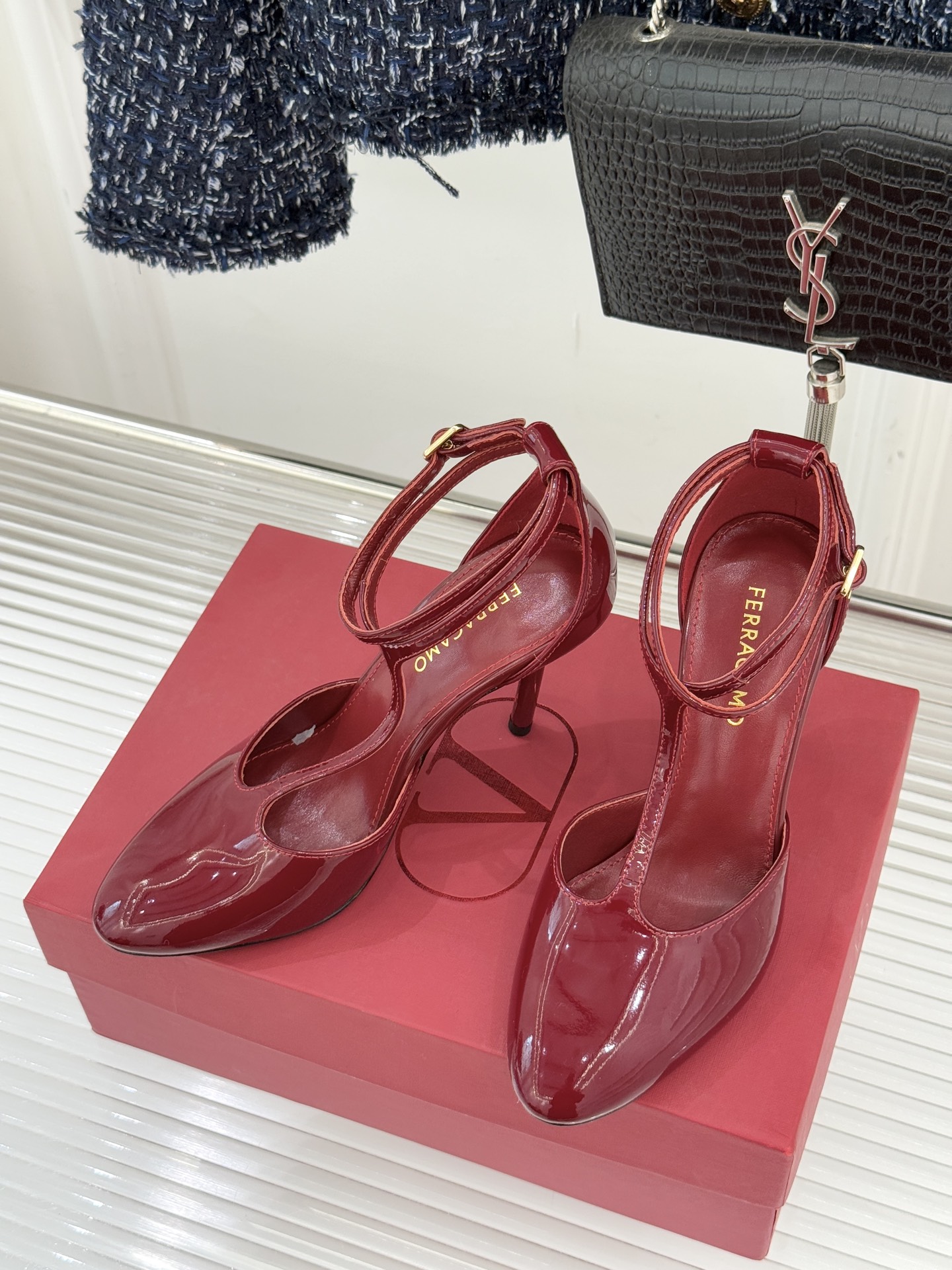 Ferragamo/菲拉格26WF新品T字带圆头漆皮高跟凉鞋以意大利匠心续写优雅经典。高光漆皮质感通透利