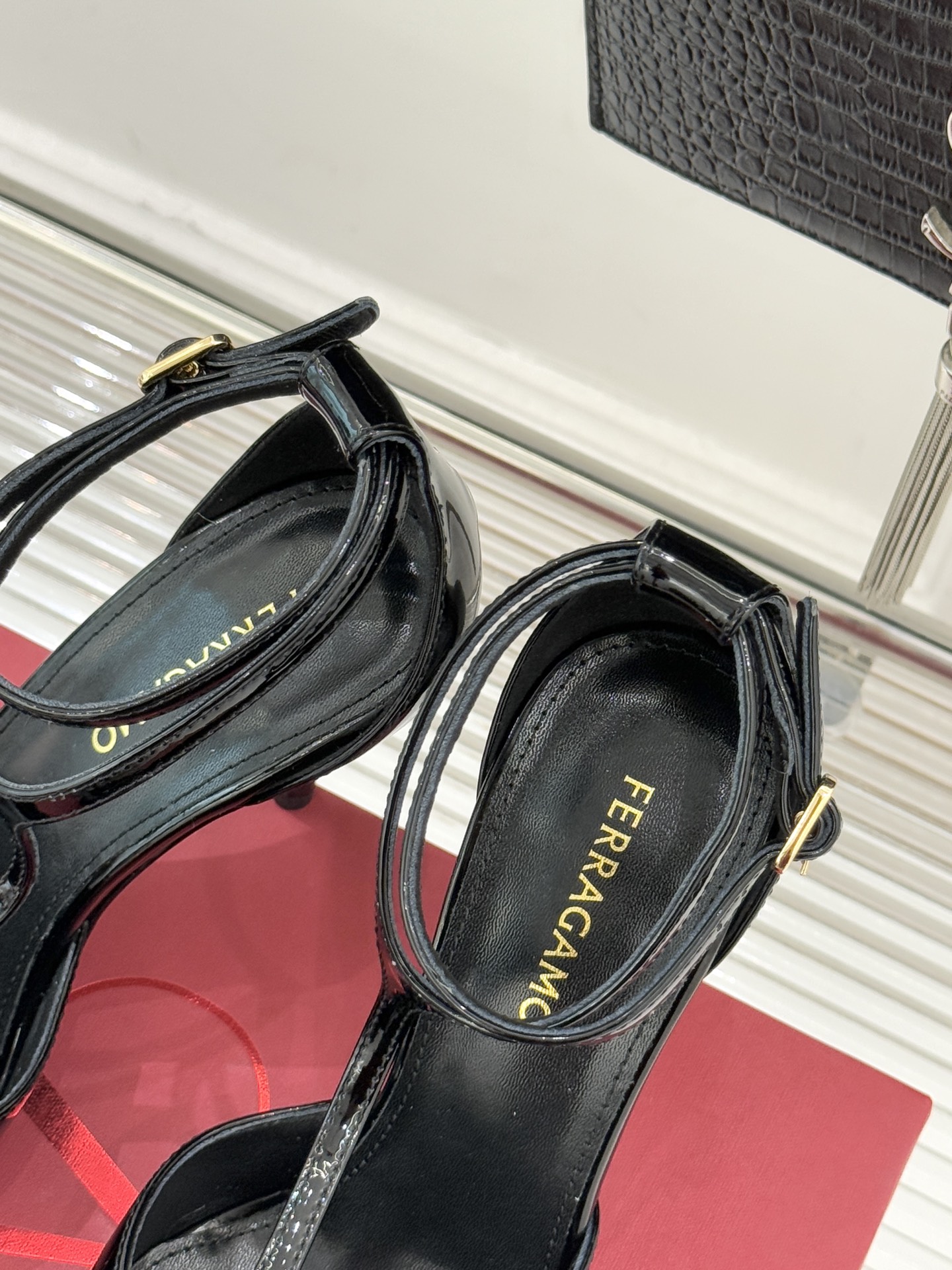 Ferragamo/菲拉格26WF新品T字带圆头漆皮高跟凉鞋以意大利匠心续写优雅经典。高光漆皮质感通透利