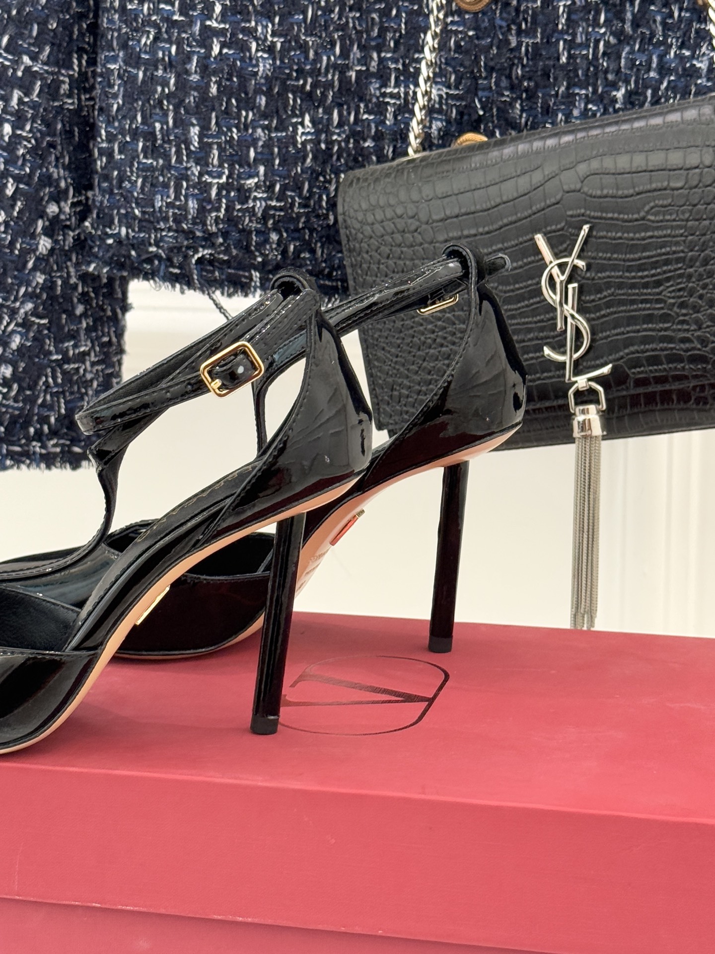 Ferragamo/菲拉格26WF新品T字带圆头漆皮高跟凉鞋以意大利匠心续写优雅经典。高光漆皮质感通透利