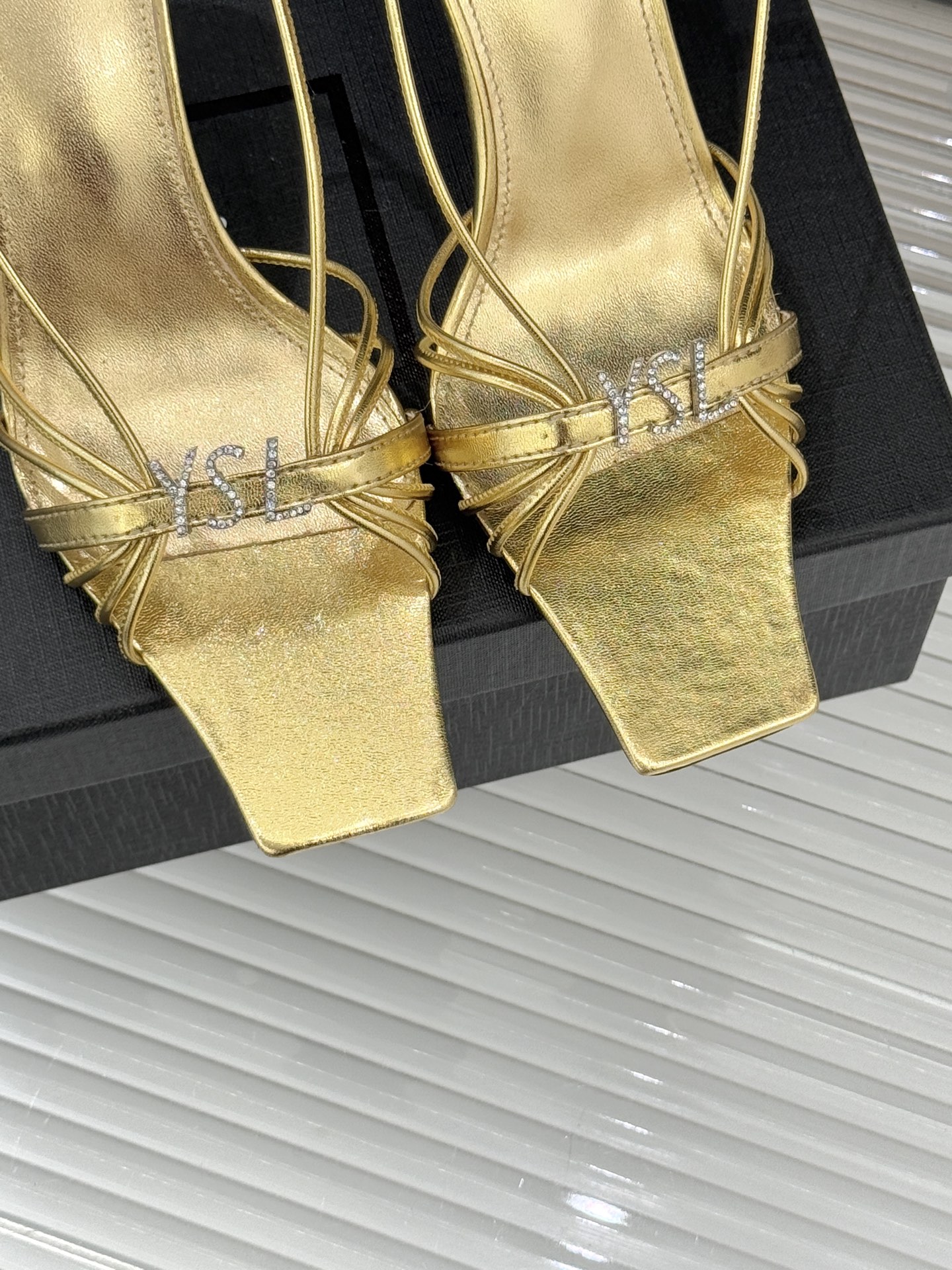 Saint Lauren*YSL圣罗兰26WF新品水钻扣方头细带高跟凉鞋以极简线条诠释法式冷艳气场。利落