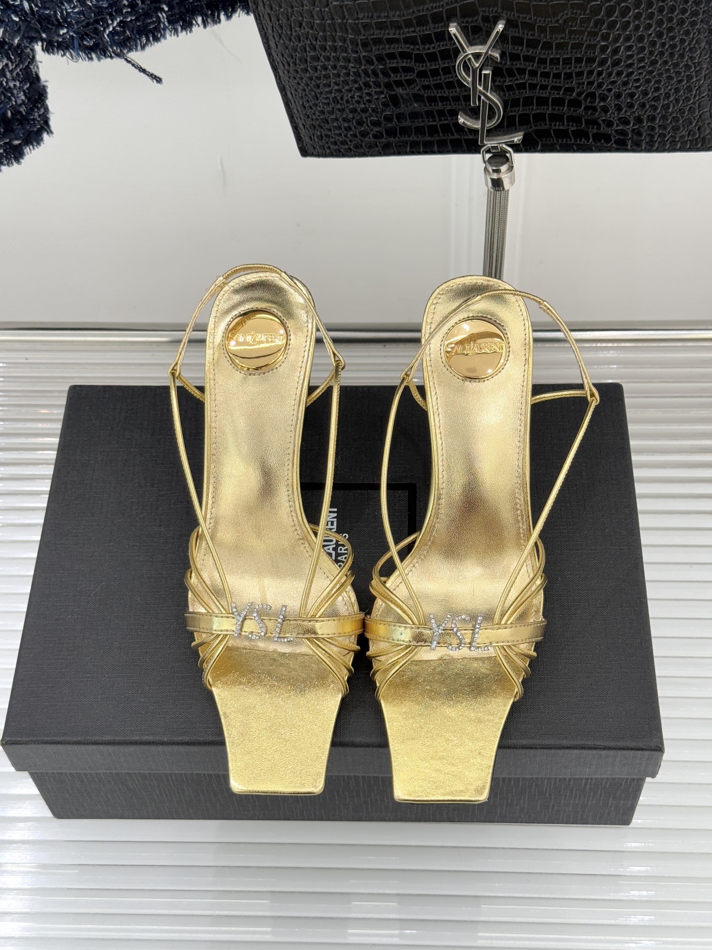 Saint Lauren*YSL圣罗兰26WF新品水钻扣方头细带高跟凉鞋以极简线条诠释法式冷艳气场。利落