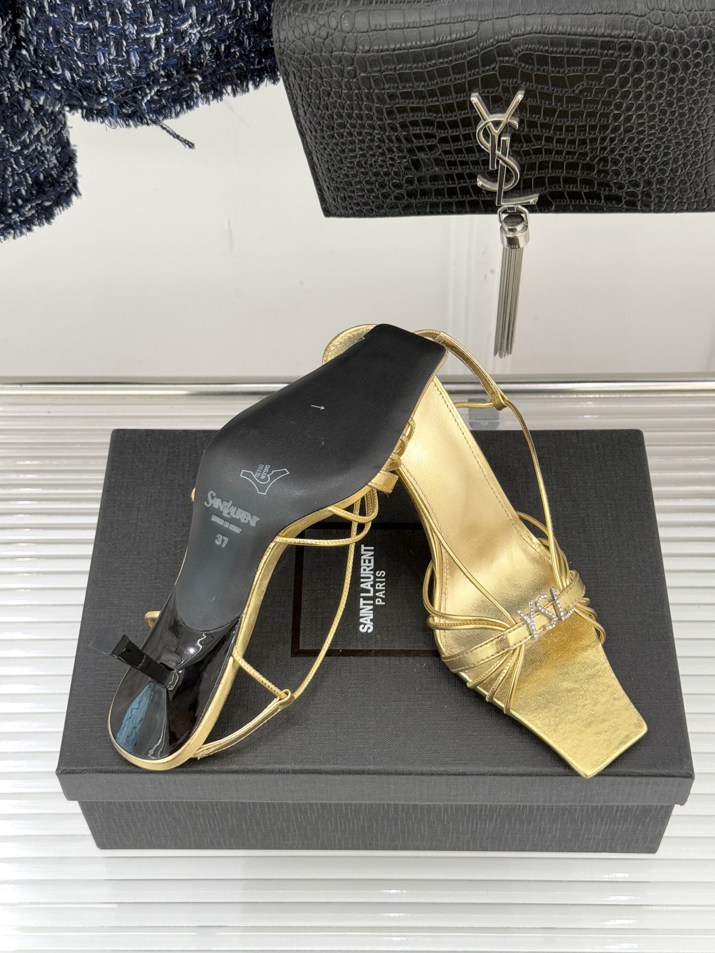 Saint Lauren*YSL圣罗兰26WF新品水钻扣方头细带高跟凉鞋以极简线条诠释法式冷艳气场。利落