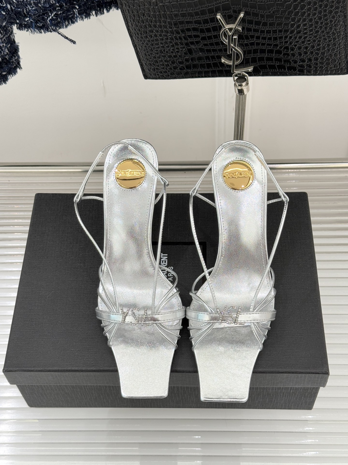 Saint Lauren*YSL圣罗兰26WF新品水钻扣方头细带高跟凉鞋以极简线条诠释法式冷艳气场。利落
