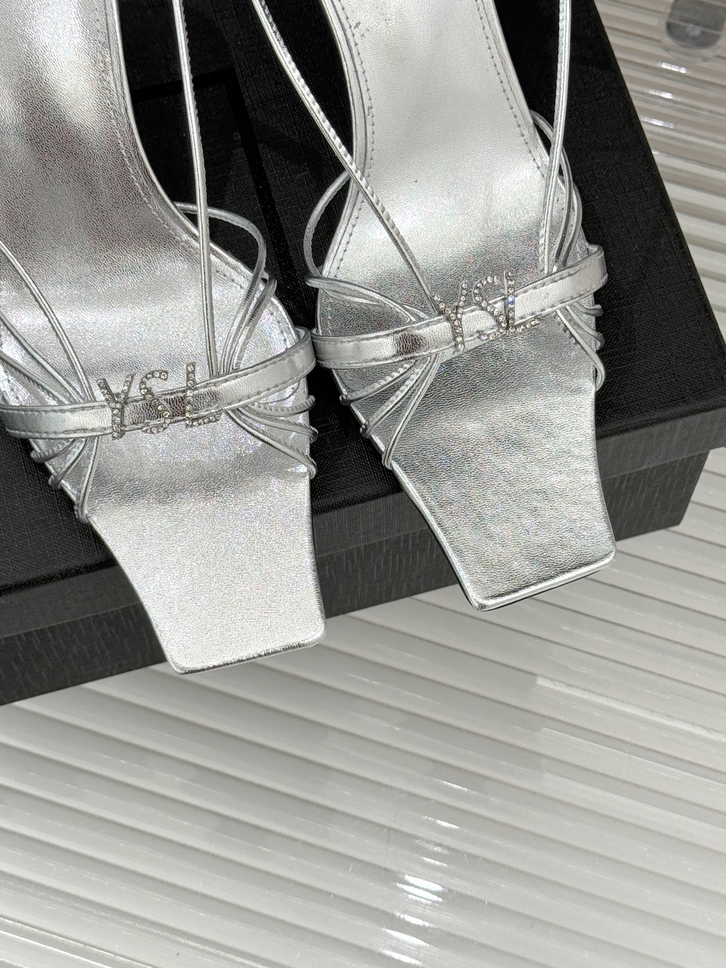 Saint Lauren*YSL圣罗兰26WF新品水钻扣方头细带高跟凉鞋以极简线条诠释法式冷艳气场。利落