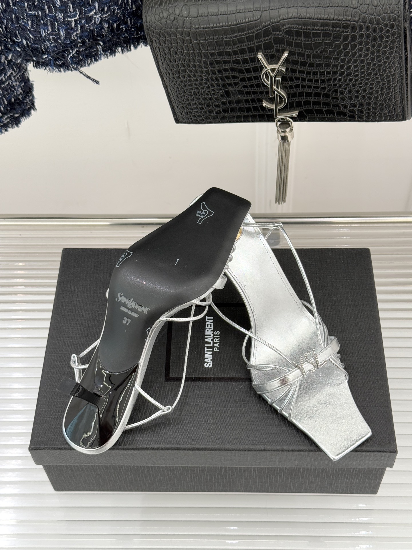 Saint Lauren*YSL圣罗兰26WF新品水钻扣方头细带高跟凉鞋以极简线条诠释法式冷艳气场。利落