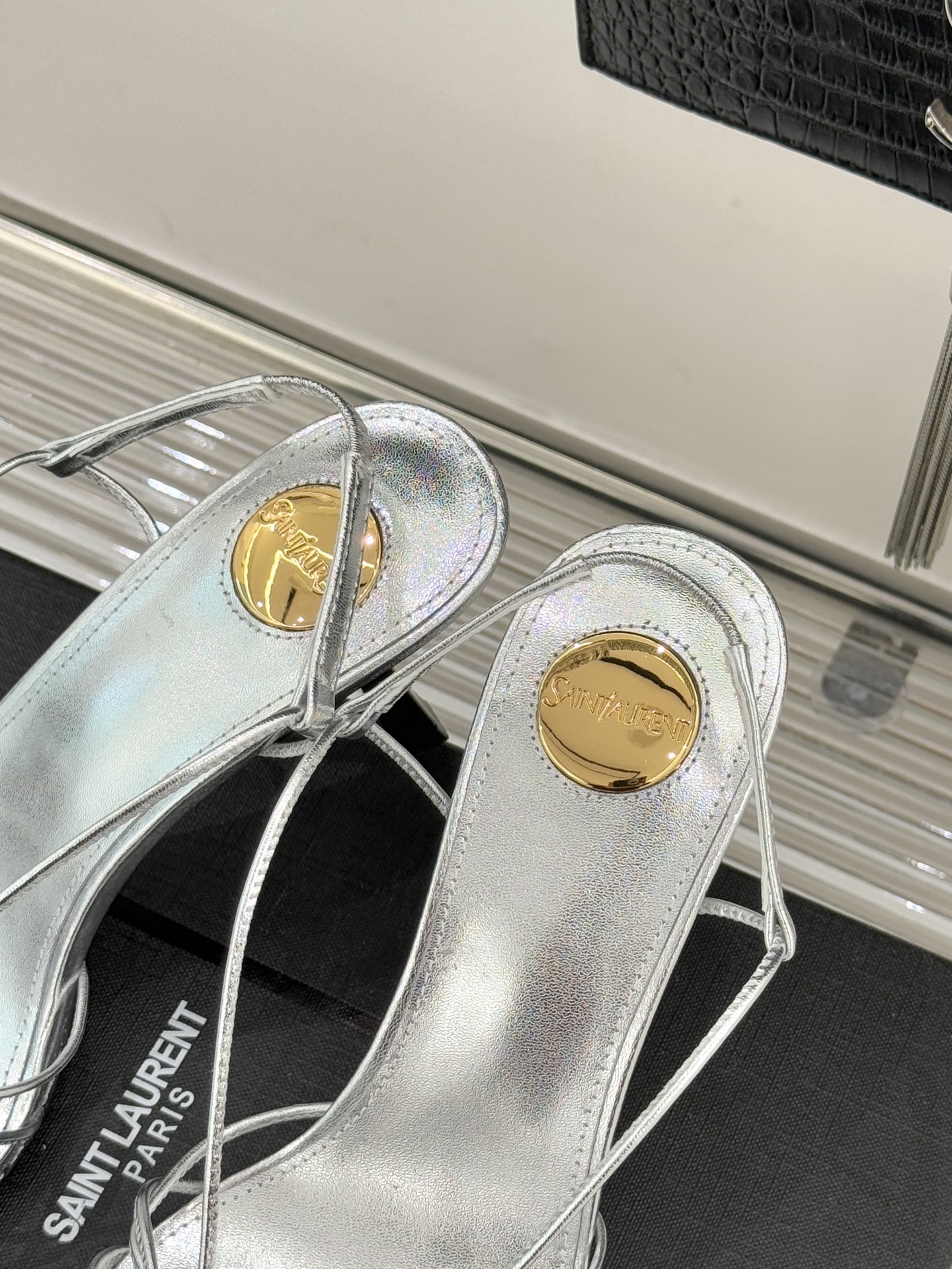 Saint Lauren*YSL圣罗兰26WF新品水钻扣方头细带高跟凉鞋以极简线条诠释法式冷艳气场。利落