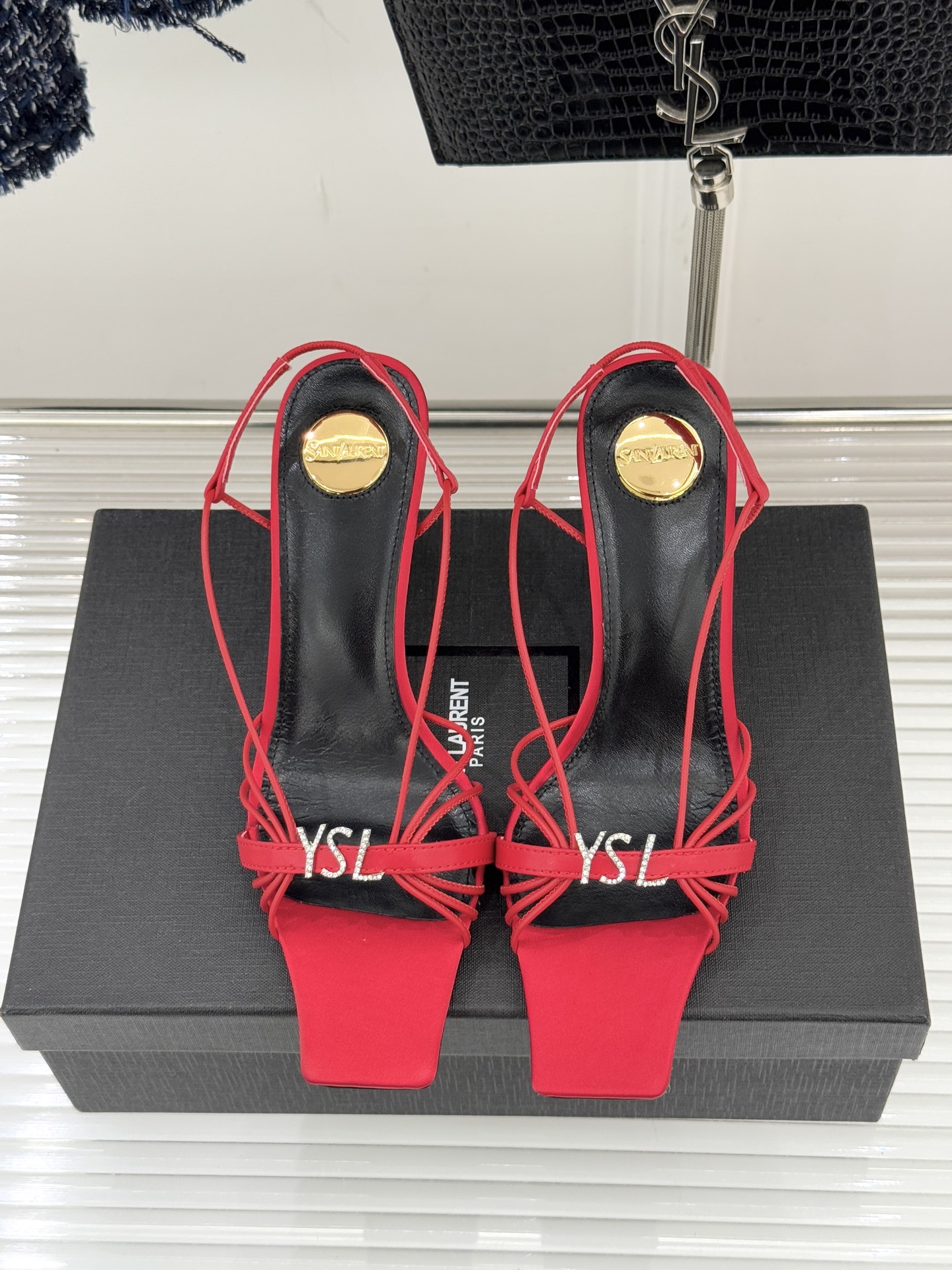 Saint Lauren*YSL圣罗兰26WF新品水钻扣方头细带高跟凉鞋以极简线条诠释法式冷艳气场。利落