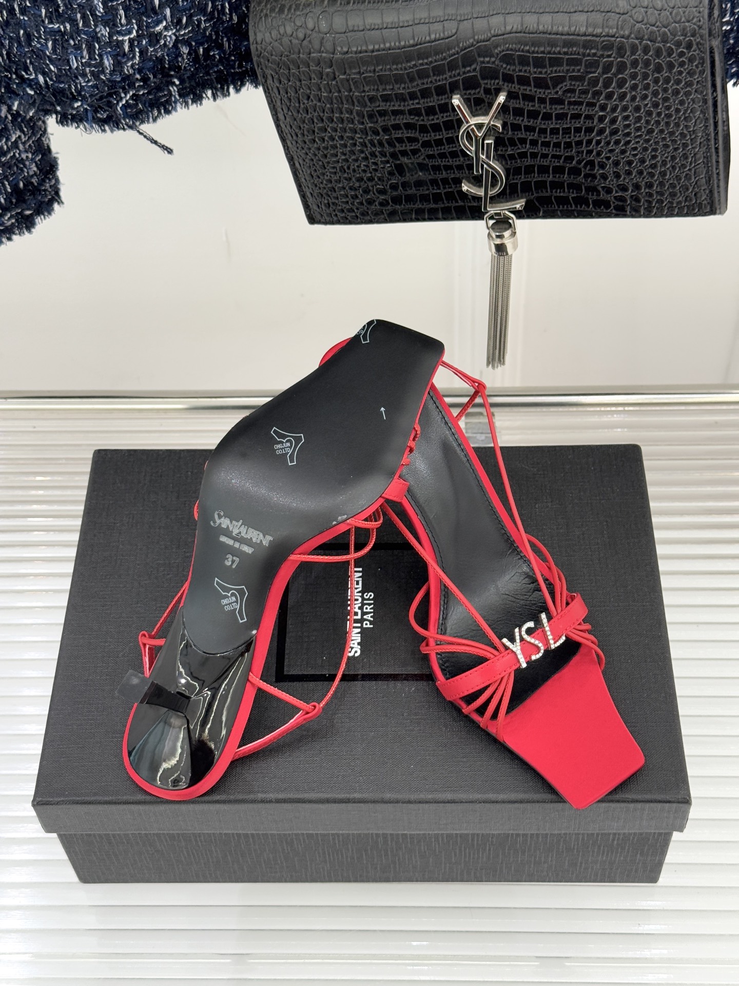 Saint Lauren*YSL圣罗兰26WF新品水钻扣方头细带高跟凉鞋以极简线条诠释法式冷艳气场。利落