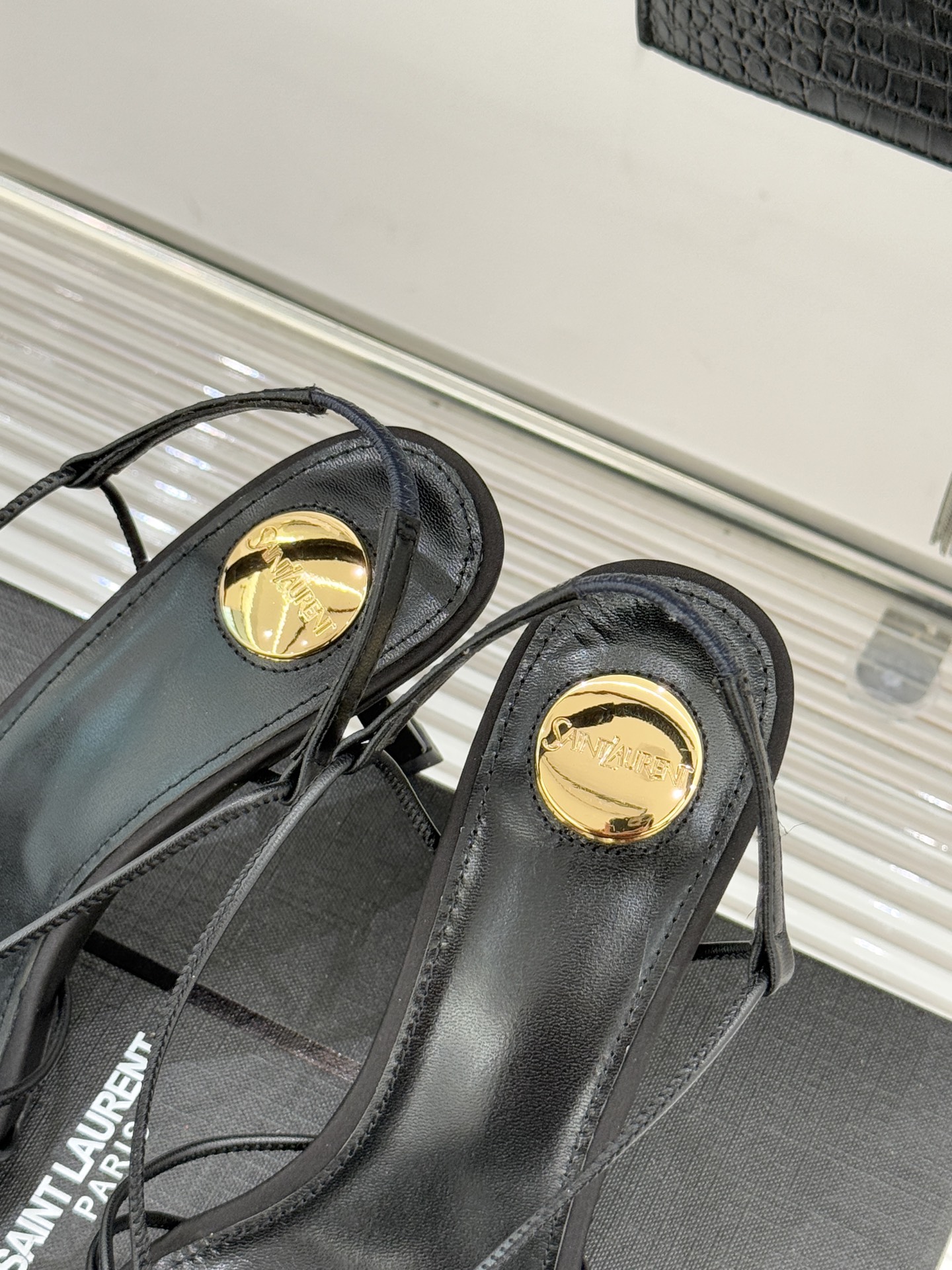 Saint Lauren*YSL圣罗兰26WF新品水钻扣方头细带高跟凉鞋以极简线条诠释法式冷艳气场。利落