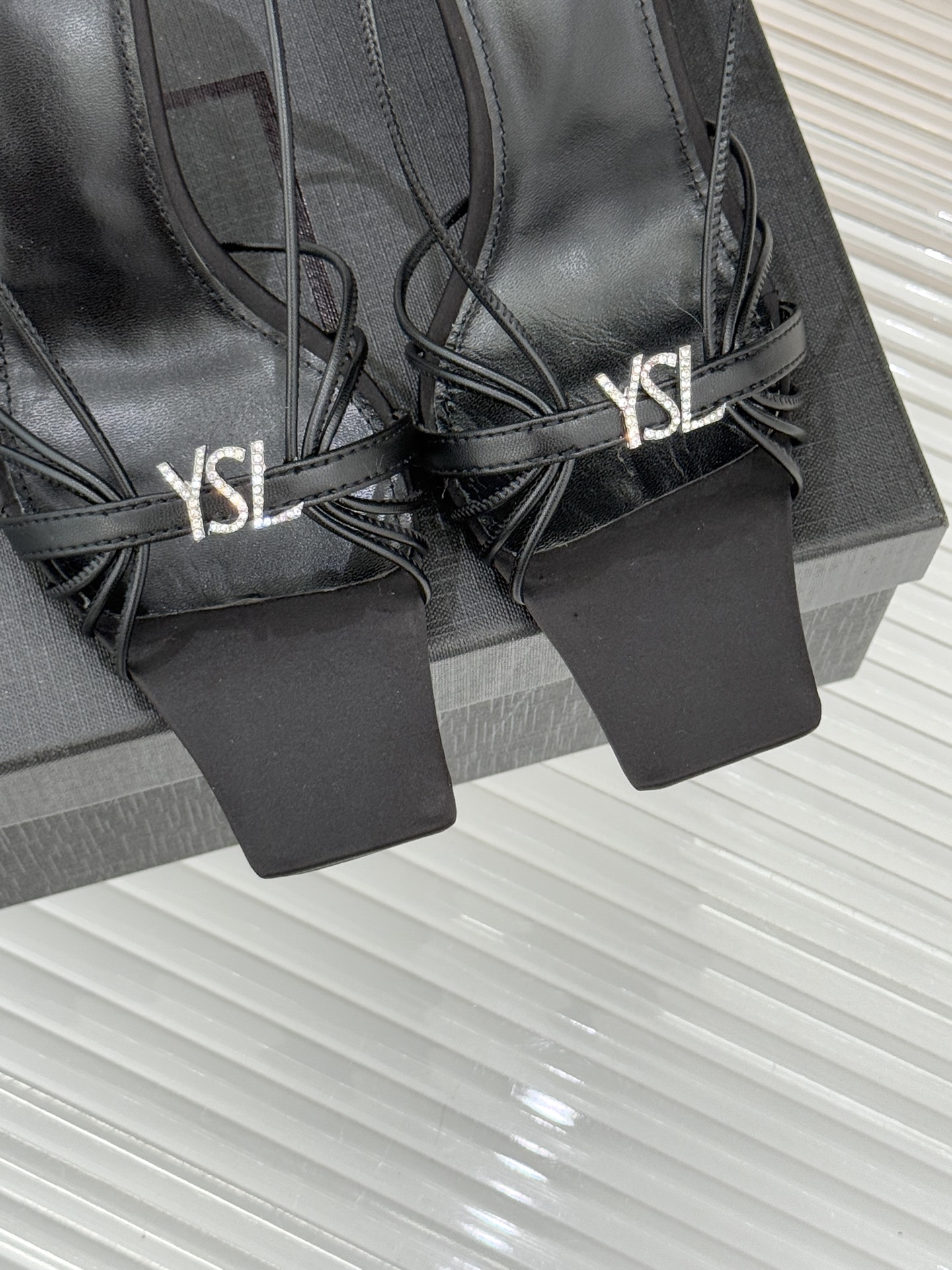 Saint Lauren*YSL圣罗兰26WF新品水钻扣方头细带高跟凉鞋以极简线条诠释法式冷艳气场。利落