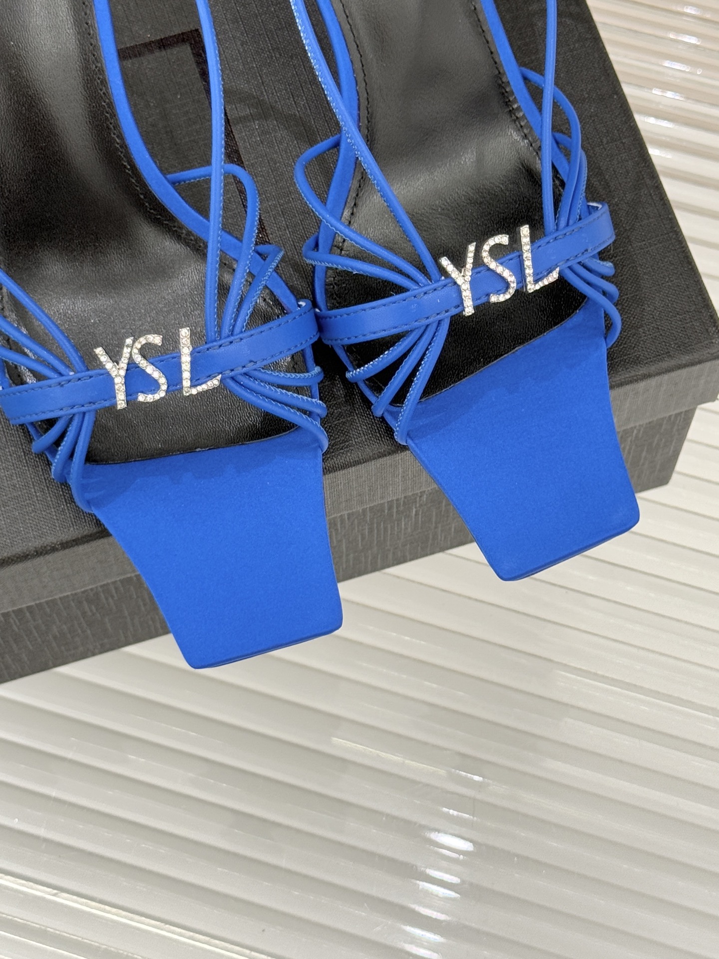 Saint Lauren*YSL圣罗兰26WF新品水钻扣方头细带高跟凉鞋以极简线条诠释法式冷艳气场。利落