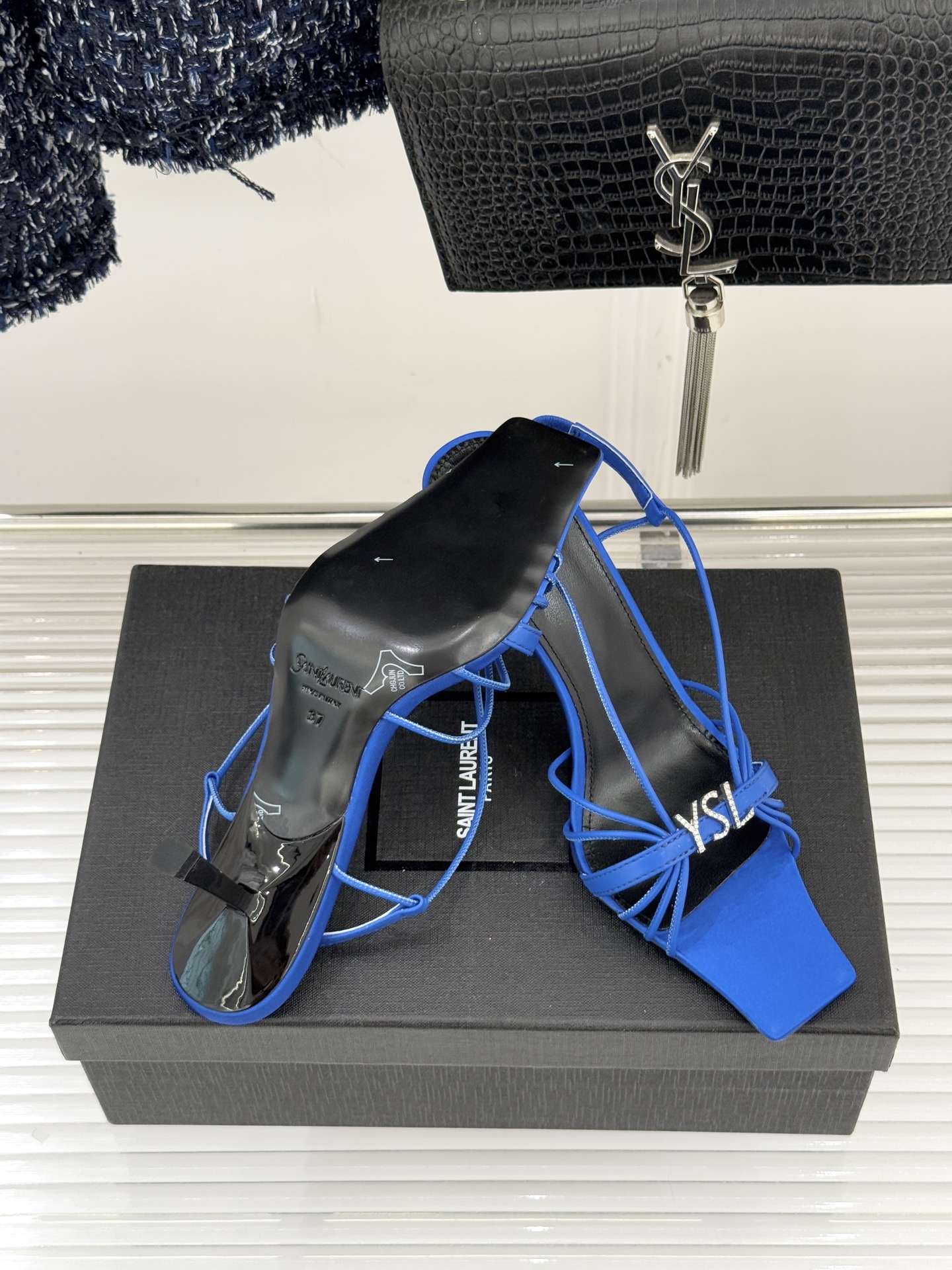 Saint Lauren*YSL圣罗兰26WF新品水钻扣方头细带高跟凉鞋以极简线条诠释法式冷艳气场。利落