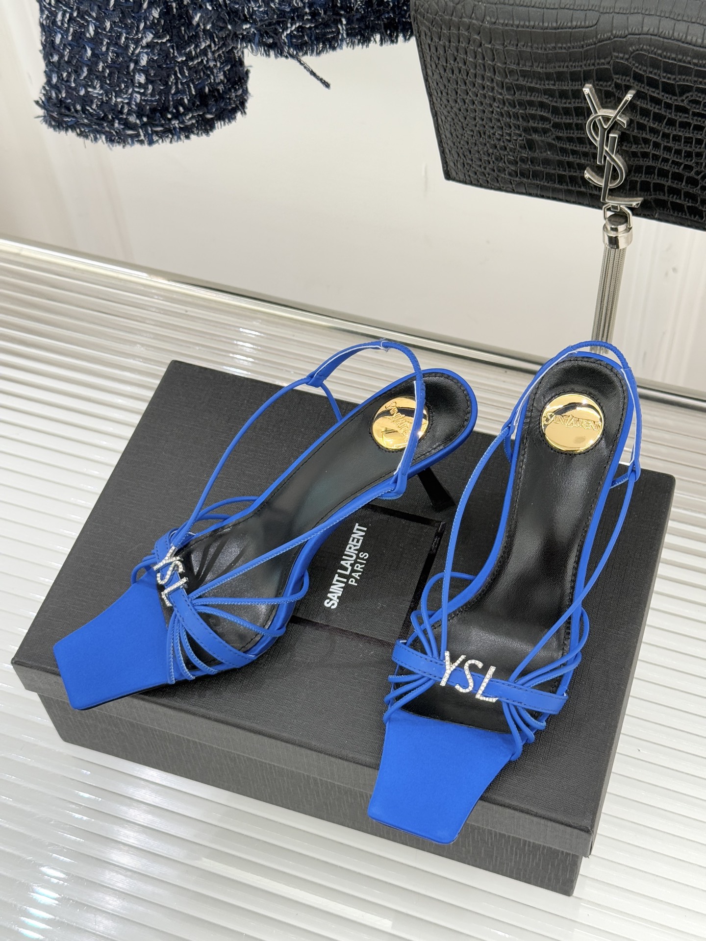 Saint Lauren*YSL圣罗兰26WF新品水钻扣方头细带高跟凉鞋以极简线条诠释法式冷艳气场。利落