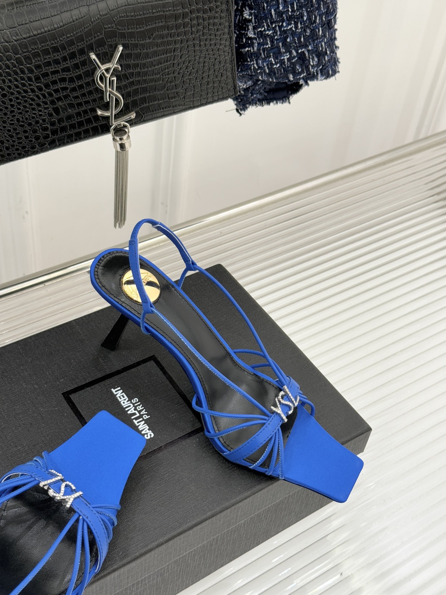 Saint Lauren*YSL圣罗兰26WF新品水钻扣方头细带高跟凉鞋以极简线条诠释法式冷艳气场。利落