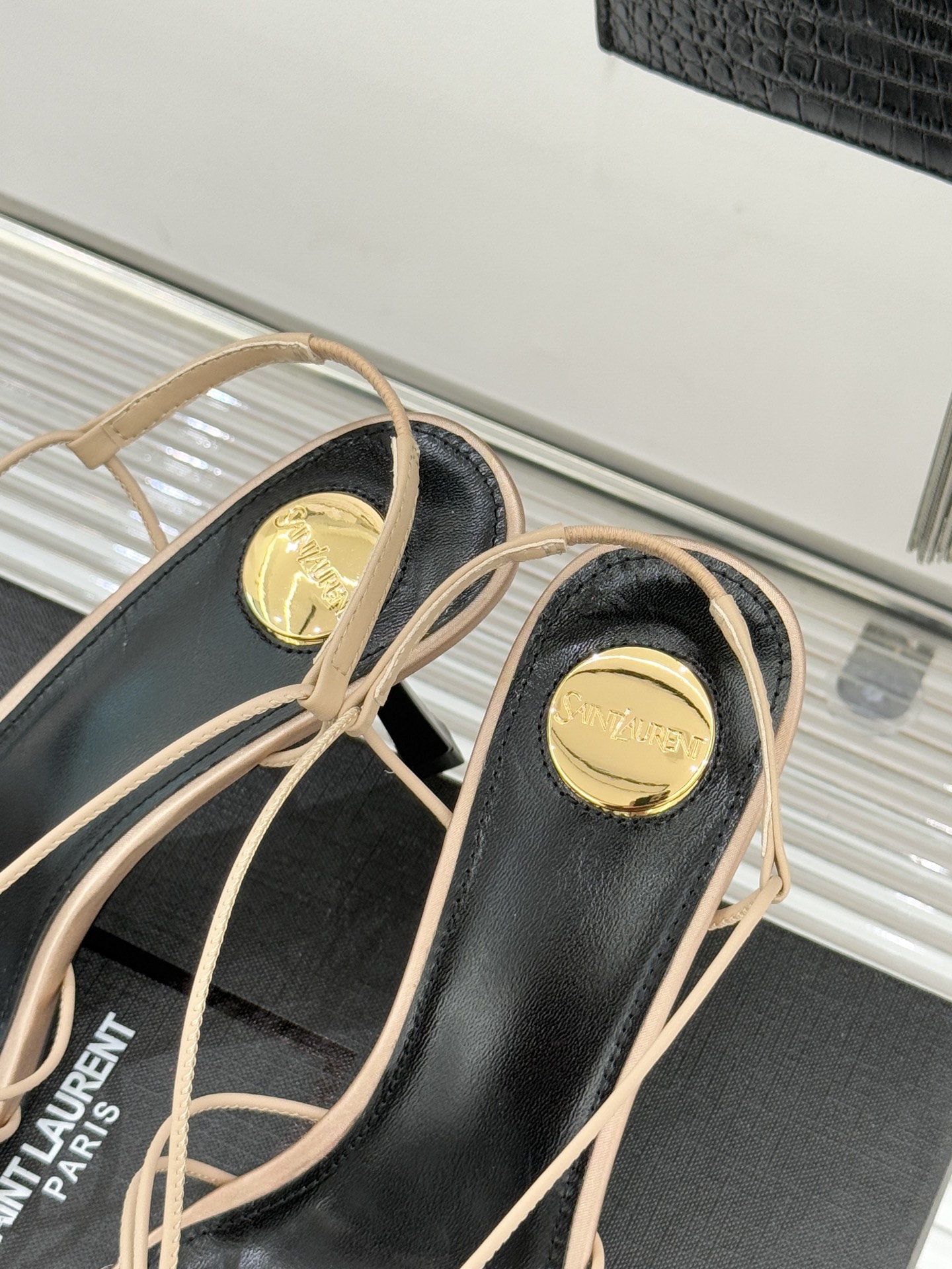 Saint Lauren*YSL圣罗兰26WF新品水钻扣方头细带高跟凉鞋以极简线条诠释法式冷艳气场。利落