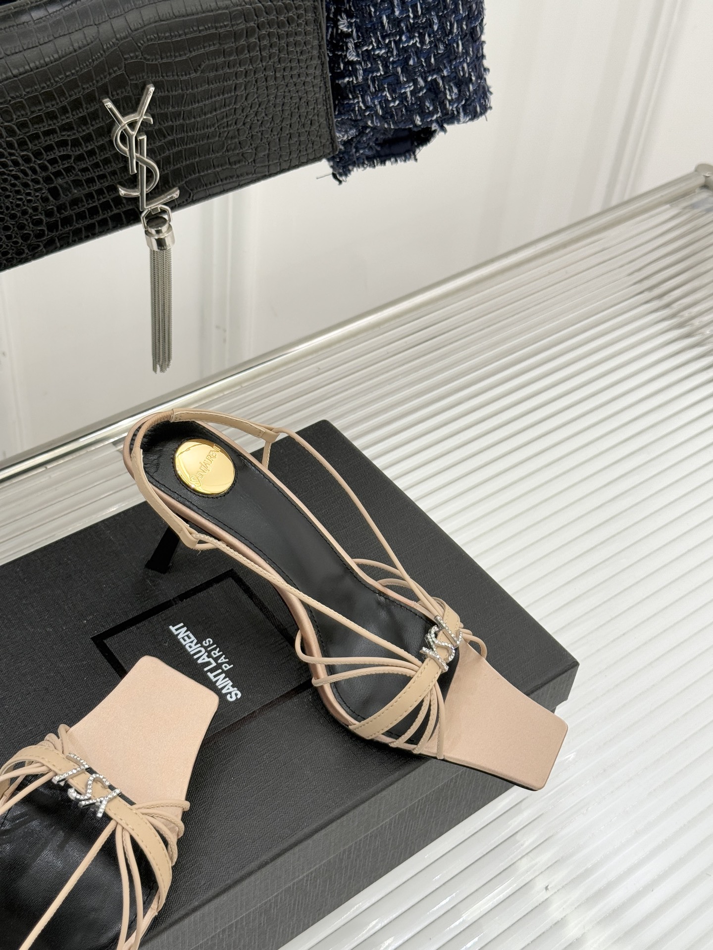 Saint Lauren*YSL圣罗兰26WF新品水钻扣方头细带高跟凉鞋以极简线条诠释法式冷艳气场。利落