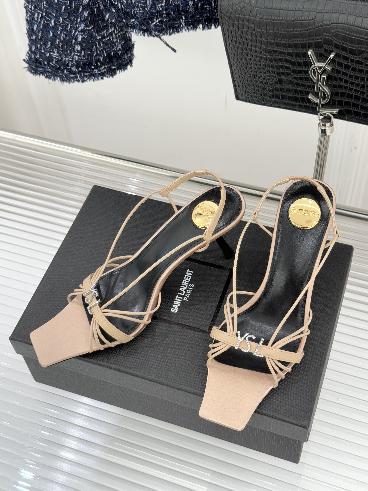 Saint Lauren*YSL圣罗兰26WF新品水钻扣方头细带高跟凉鞋以极简线条诠释法式冷艳气场。利落