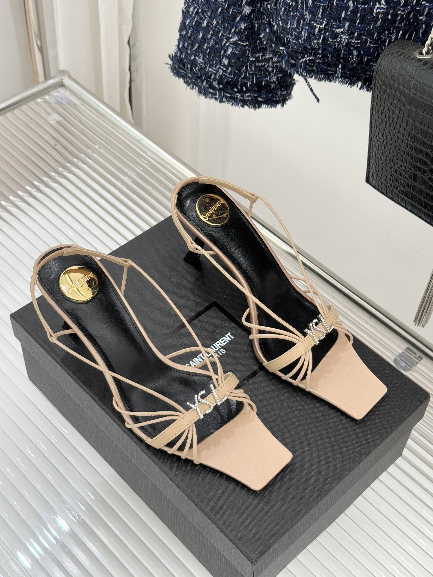 Saint Lauren*YSL圣罗兰26WF新品水钻扣方头细带高跟凉鞋以极简线条诠释法式冷艳气场。利落