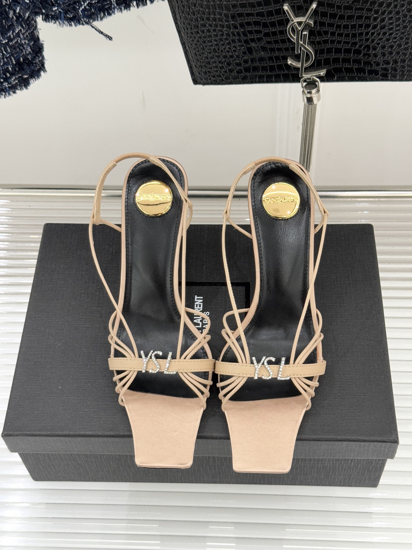 Saint Lauren*YSL圣罗兰26WF新品水钻扣方头细带高跟凉鞋以极简线条诠释法式冷艳气场。利落