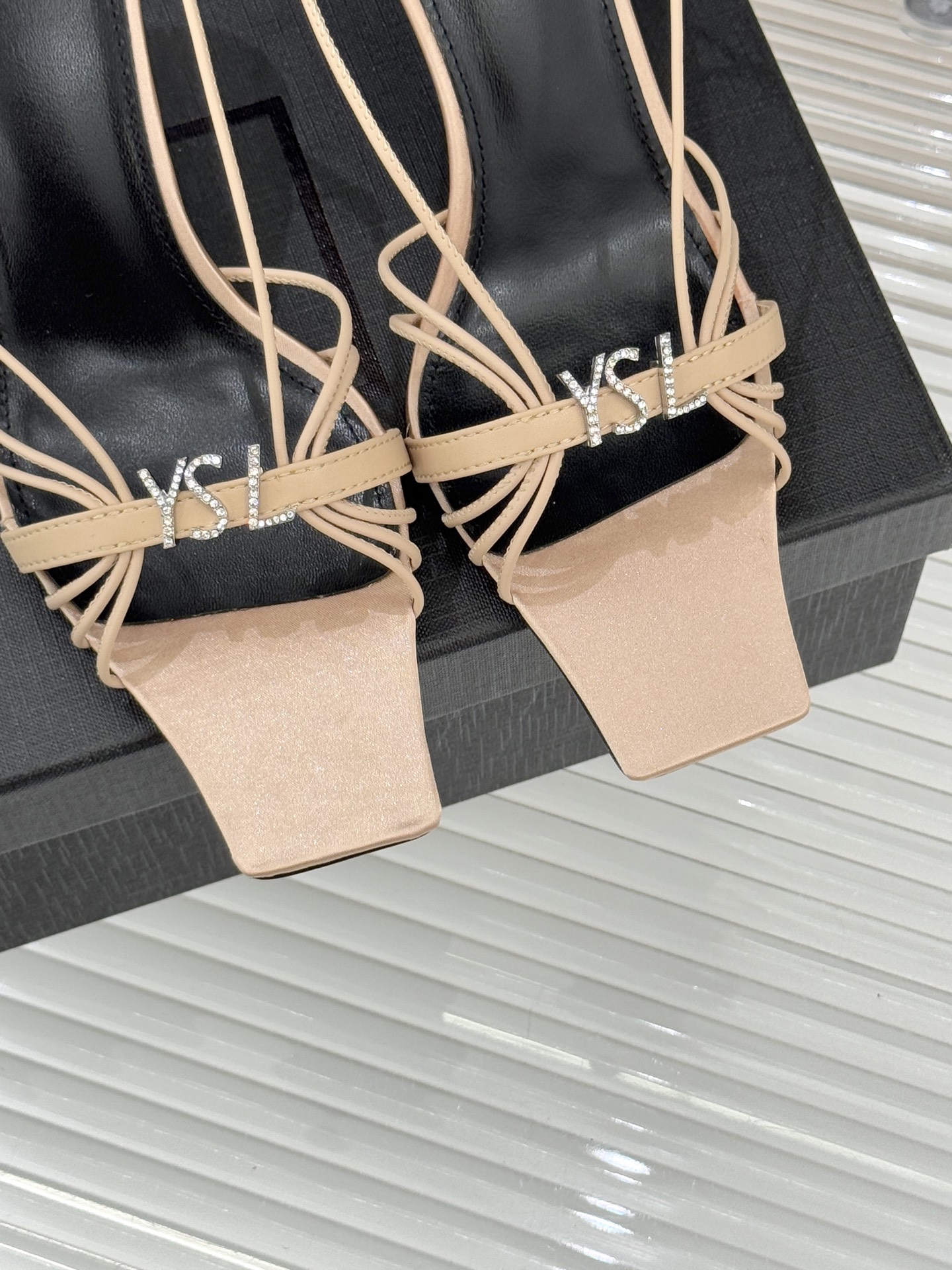 Saint Lauren*YSL圣罗兰26WF新品水钻扣方头细带高跟凉鞋以极简线条诠释法式冷艳气场。利落