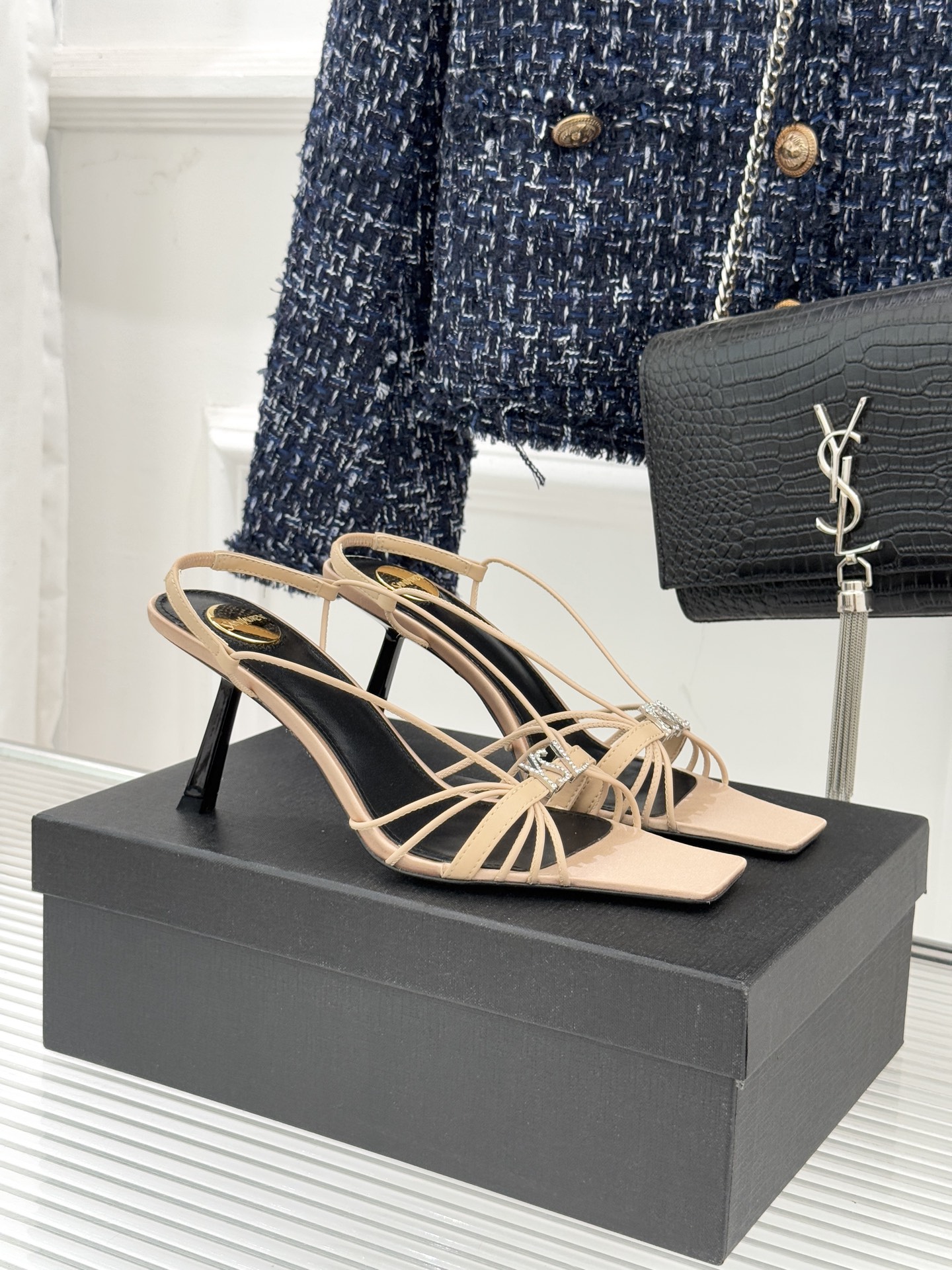 NO:721444,Saint Lauren*YSL Saint Laurent 26WF new product, rhinestone buckle square toe thin strap high heel sandals, interpret the French cool aura with minimalist lines. The neat square toe design accommodates the foot shape and the slim thin strap outlines the line of the instep. The iconic rhinestone buckle is dazzling, flowing luxurious light between light and shadow. The stiletto heel straightens the body to lengthen the proportion of the leg. No unnecessary frills, hiding the high-end aesthetics in the details.  Suitable for dinners, parties, commuting and other scenes. It is elegant and noble when paired with a skirt. It is cool and neat when paired with trousers. One shoe unlocks a high-end look and brings an effortless sense of luxury. It is a timeless aura tool in the wardrobe. The fabric is made of original customized silk. The lining of the feet is all sheepskin. Italian imported cowhide outsole size 35-39 (customized for 40/41) No. 82320260224, high-heeled sandals, saint  laurent,saint laurent,saint laurent,sandals,high heels,skirts,cowhide,sheepskin,real silk19860909Saint Lauren*YSL圣罗兰26WF新品 水钻扣方头细带高跟凉鞋 以极简线条诠释法式冷艳气场. 利落方头设计包容脚型 纤细细带勾勒脚背线条 标志性水钻扣璀璨夺目 于光影间流转奢耀光芒 细高跟挺拔身姿 拉长腿部比例 无多余赘饰 将高定美学藏于细节 适配晚宴、派对、通勤等多场景. 搭配裙装优雅矜贵 配裤装飒爽利落, 一鞋解锁高阶造型 自带不费力的高级感 是衣橱里永不过时的气场利器. 面料采用原版定制真丝 内里垫脚均为羊皮 意大利进口牛皮大底 size35-39（40/41定制） 编号82320260224,高跟鞋凉鞋,saint laurent,saint laurent,saint laurent,sandals,high heels,skirts,cowhide,sheepskin,real silk,Women's Shoes