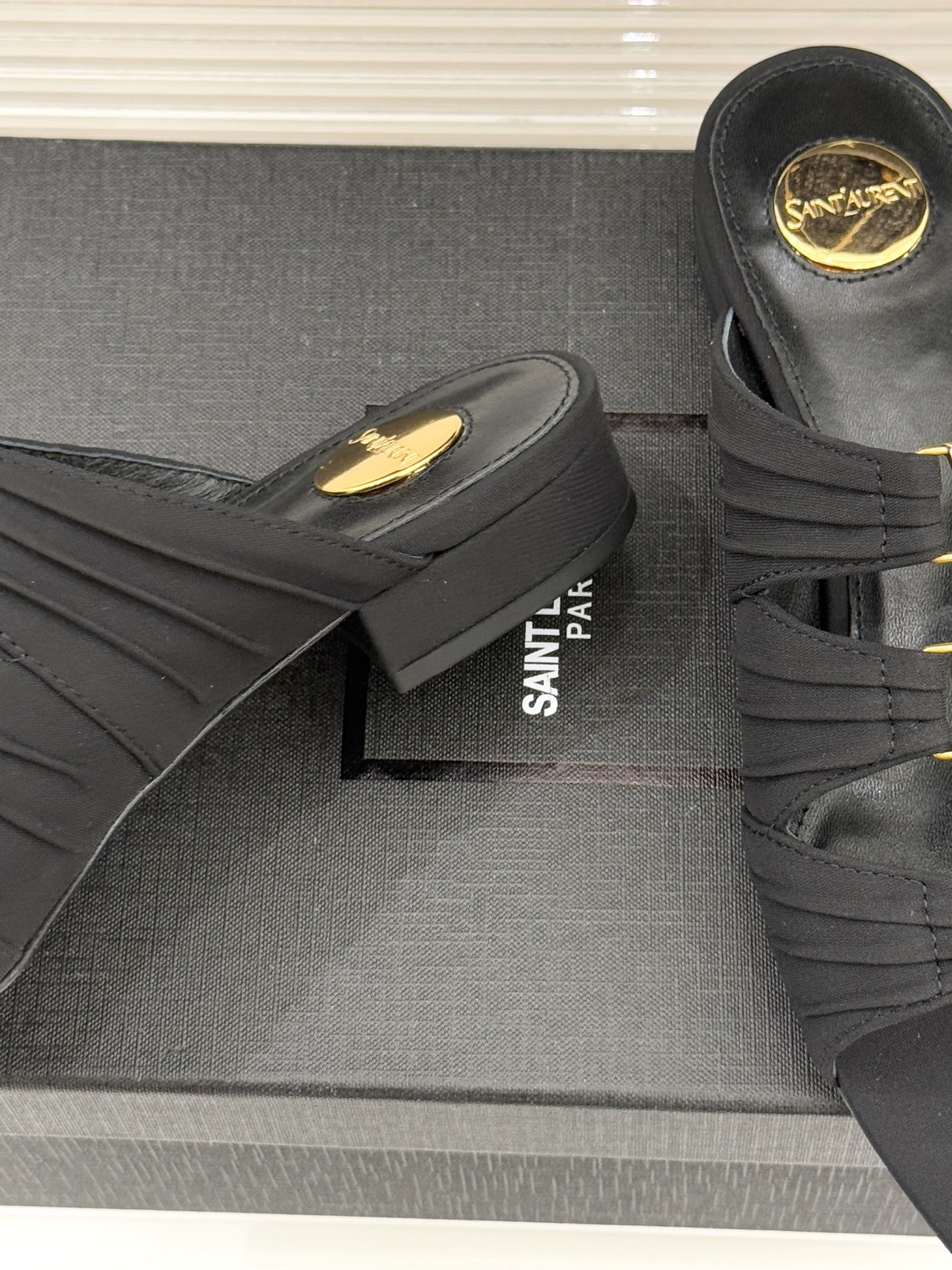 Saint Lauren*YSL圣罗兰26WF新品水钻扣性感真丝尖头平底高跟拖以重磅真丝的柔光碰撞水钻扣