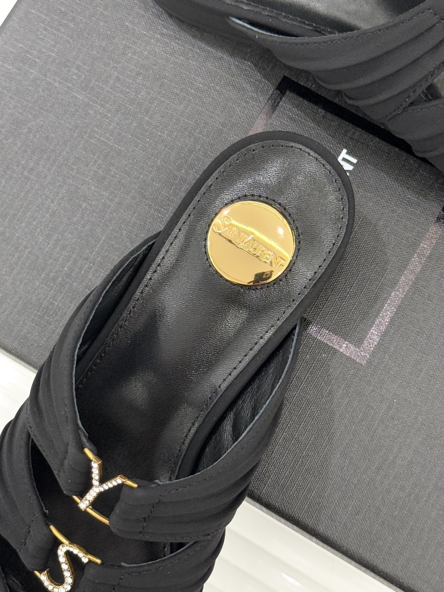 Saint Lauren*YSL圣罗兰26WF新品水钻扣性感真丝尖头平底高跟拖以重磅真丝的柔光碰撞水钻扣