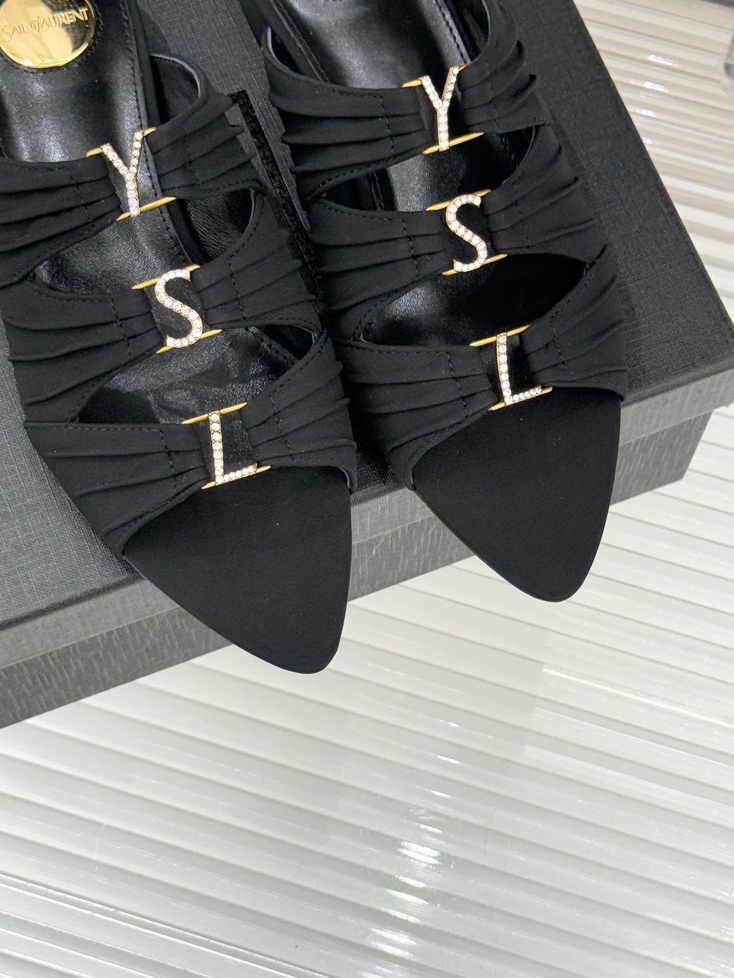 Saint Lauren*YSL圣罗兰26WF新品水钻扣性感真丝尖头平底高跟拖以重磅真丝的柔光碰撞水钻扣