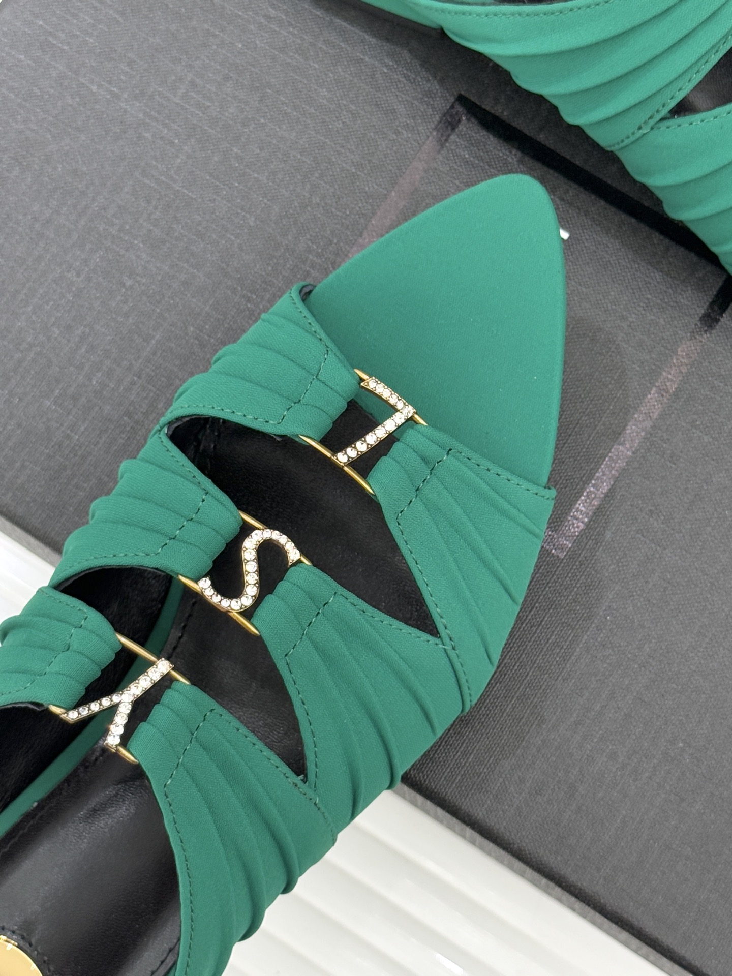 Saint Lauren*YSL圣罗兰26WF新品水钻扣性感真丝尖头平底高跟拖以重磅真丝的柔光碰撞水钻扣