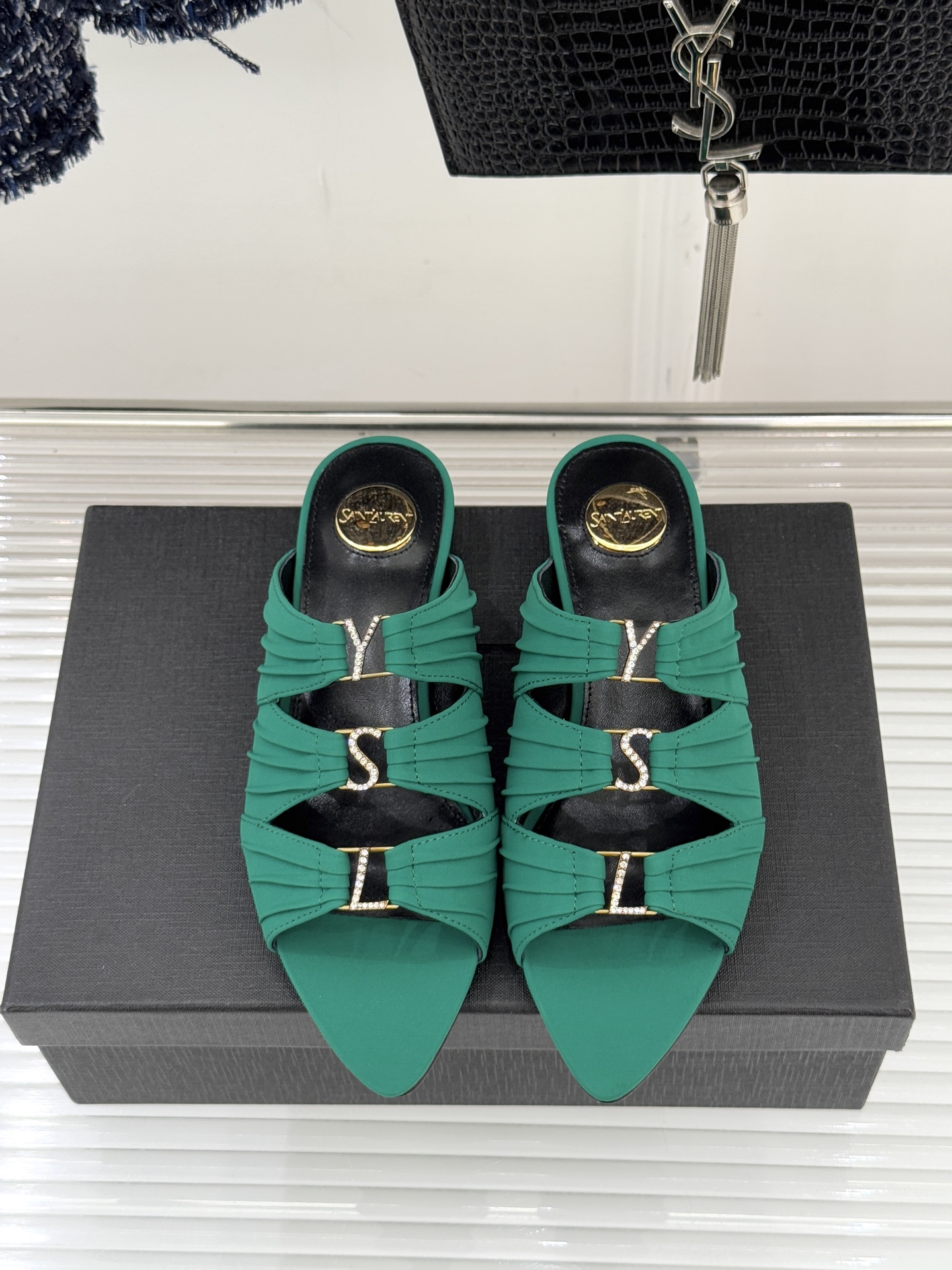 Saint Lauren*YSL圣罗兰26WF新品水钻扣性感真丝尖头平底高跟拖以重磅真丝的柔光碰撞水钻扣