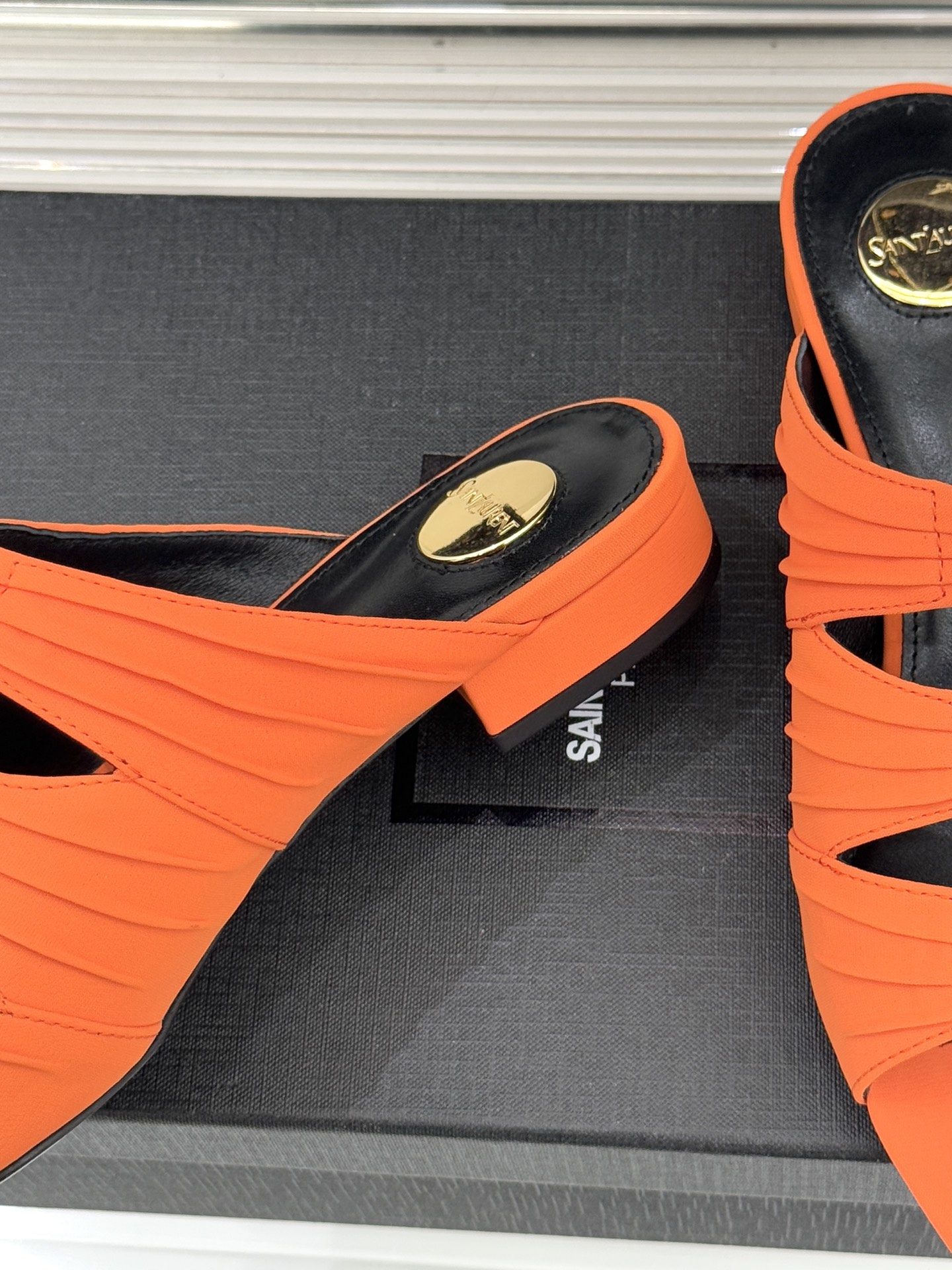 Saint Lauren*YSL圣罗兰26WF新品水钻扣性感真丝尖头平底高跟拖以重磅真丝的柔光碰撞水钻扣