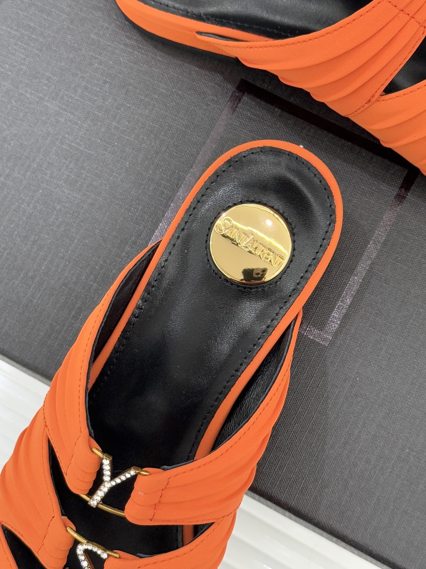 Saint Lauren*YSL圣罗兰26WF新品水钻扣性感真丝尖头平底高跟拖以重磅真丝的柔光碰撞水钻扣