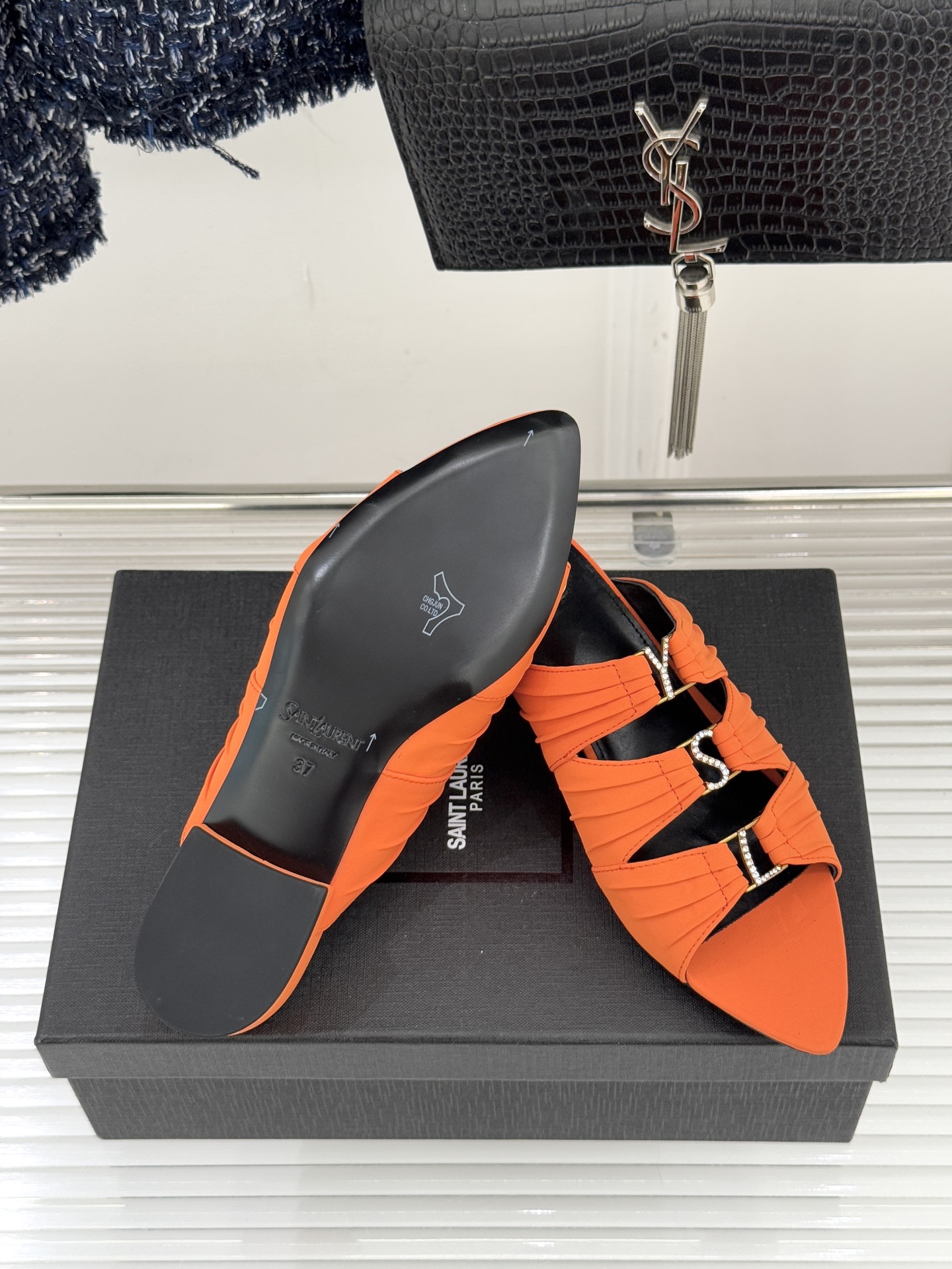 Saint Lauren*YSL圣罗兰26WF新品水钻扣性感真丝尖头平底高跟拖以重磅真丝的柔光碰撞水钻扣