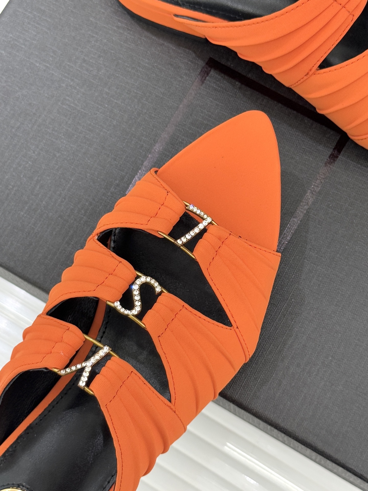 Saint Lauren*YSL圣罗兰26WF新品水钻扣性感真丝尖头平底高跟拖以重磅真丝的柔光碰撞水钻扣