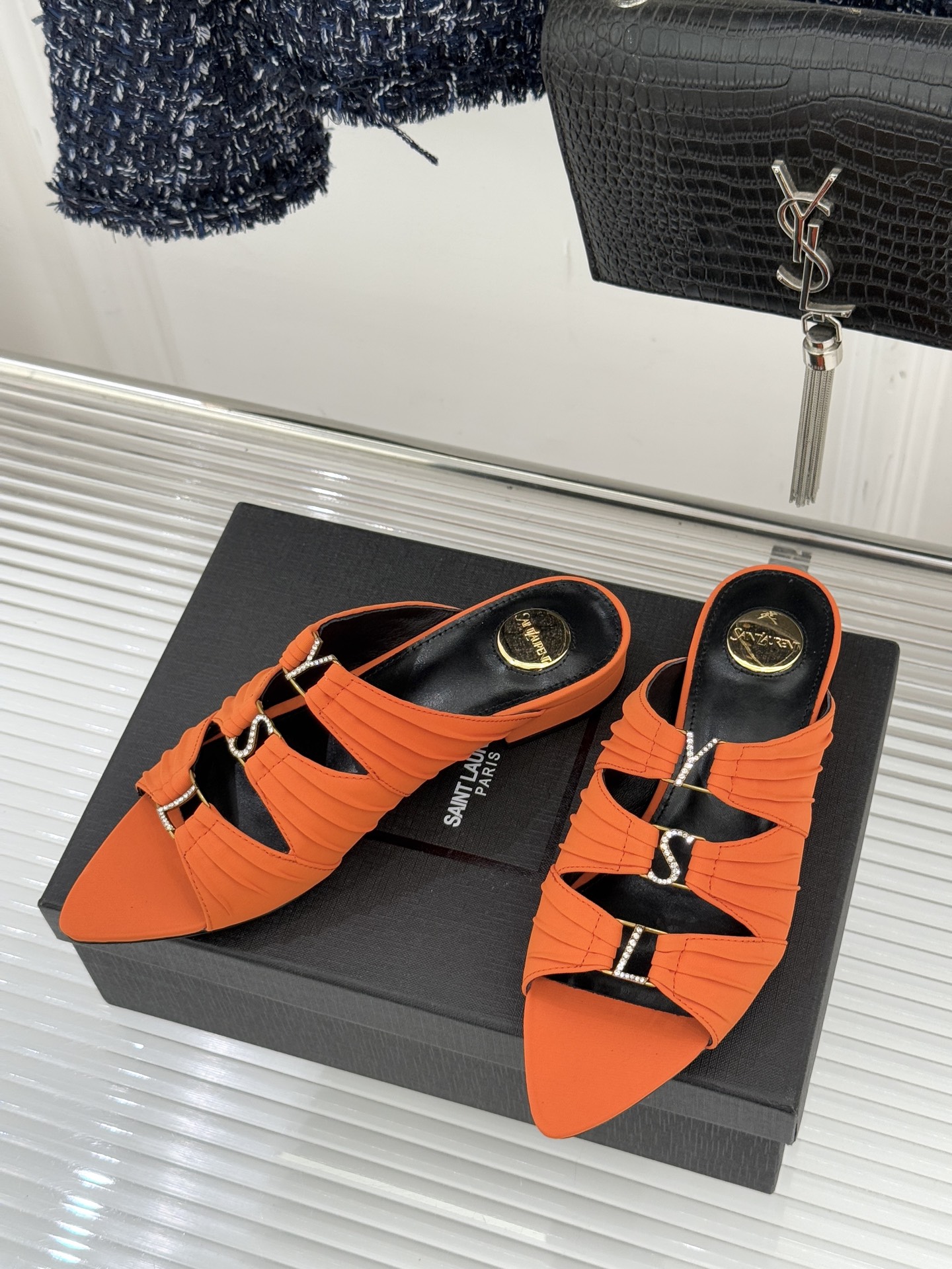 Saint Lauren*YSL圣罗兰26WF新品水钻扣性感真丝尖头平底高跟拖以重磅真丝的柔光碰撞水钻扣