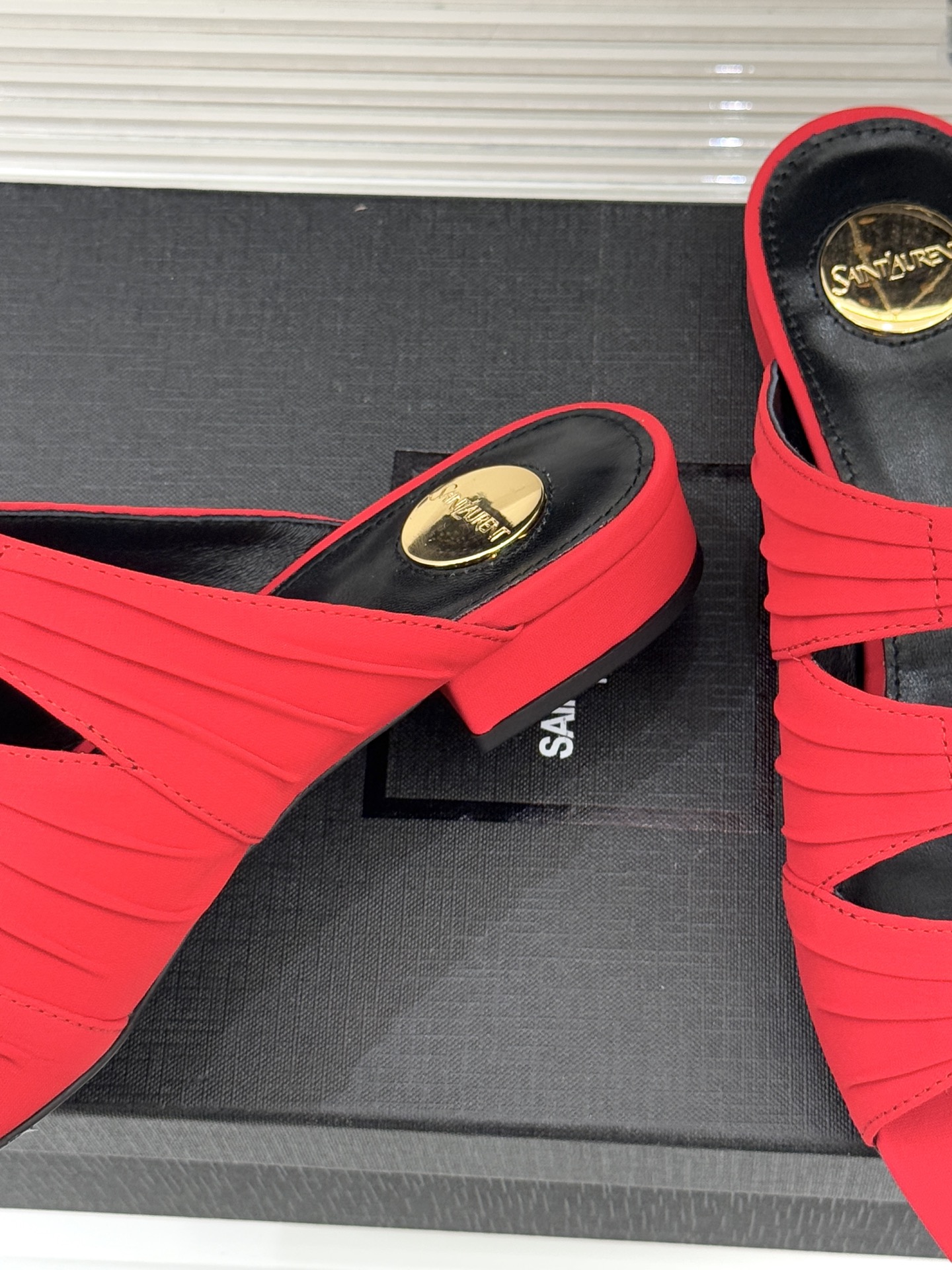 Saint Lauren*YSL圣罗兰26WF新品水钻扣性感真丝尖头平底高跟拖以重磅真丝的柔光碰撞水钻扣