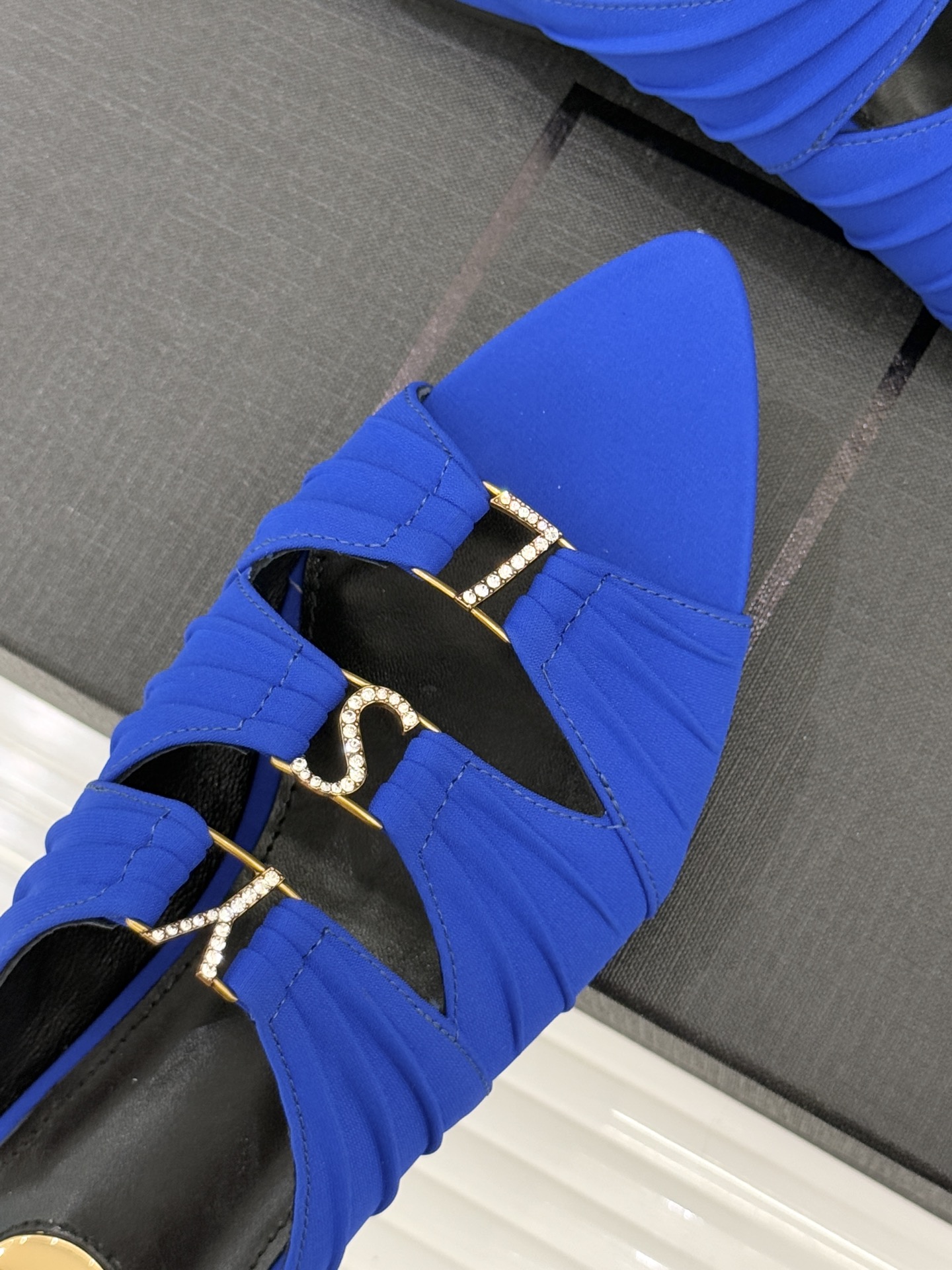 Saint Lauren*YSL圣罗兰26WF新品水钻扣性感真丝尖头平底高跟拖以重磅真丝的柔光碰撞水钻扣