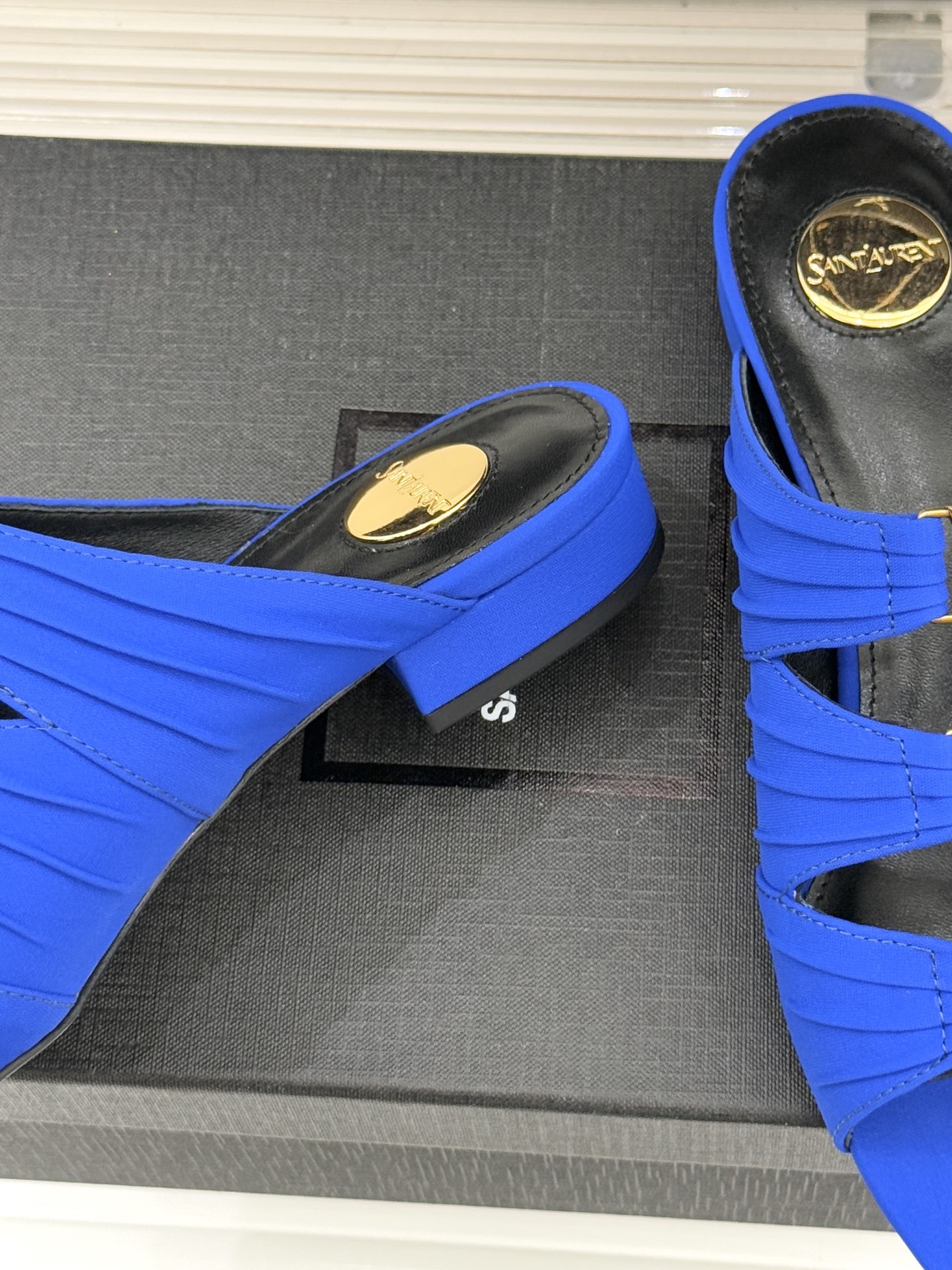 Saint Lauren*YSL圣罗兰26WF新品水钻扣性感真丝尖头平底高跟拖以重磅真丝的柔光碰撞水钻扣