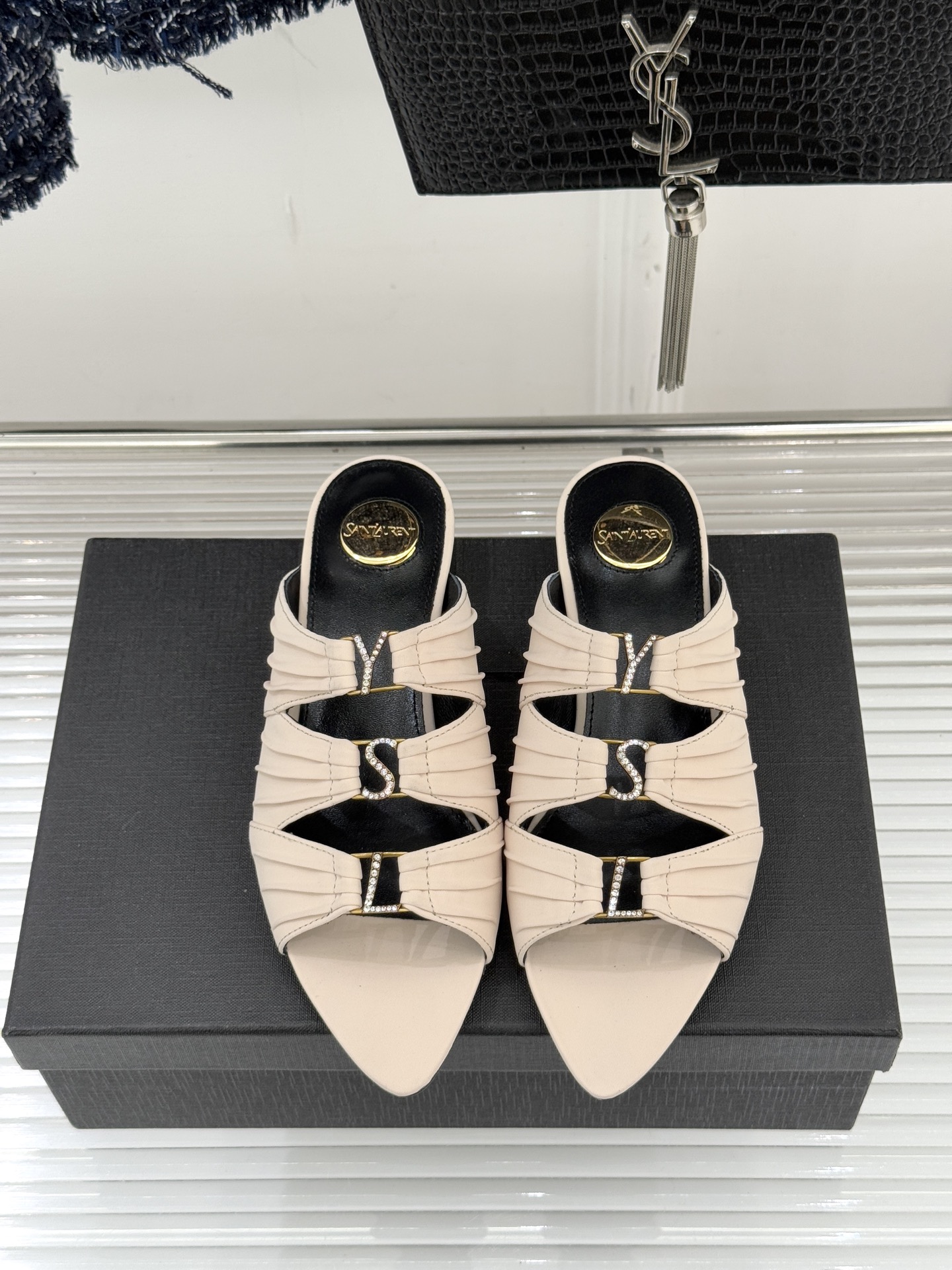 Saint Lauren*YSL圣罗兰26WF新品水钻扣性感真丝尖头平底高跟拖以重磅真丝的柔光碰撞水钻扣