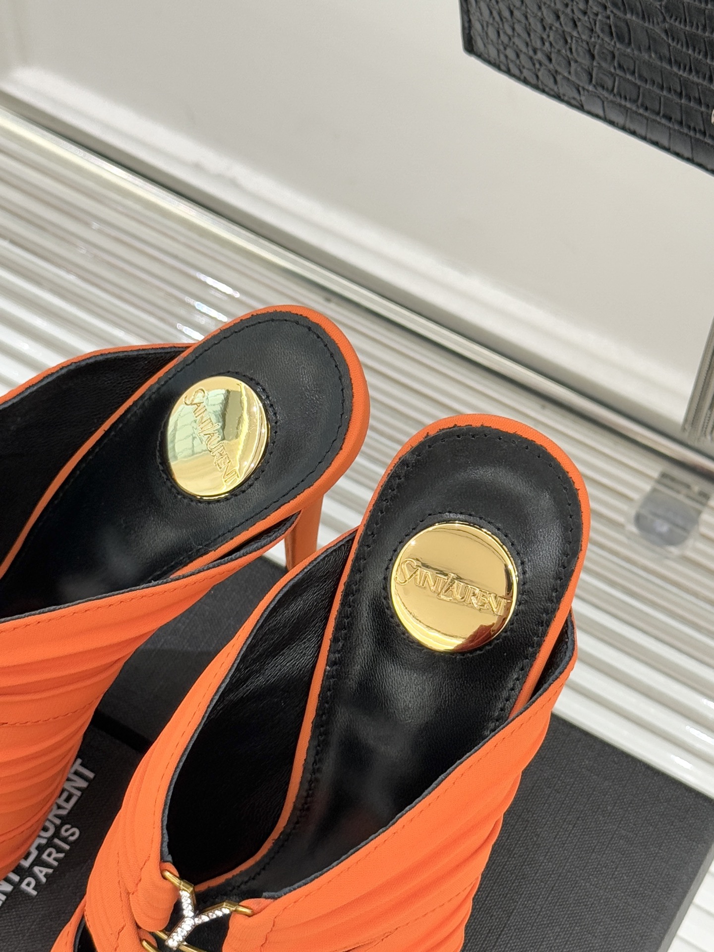 Saint Lauren*YSL圣罗兰26WF新品水钻扣性感真丝尖头平底高跟拖以重磅真丝的柔光碰撞水钻扣