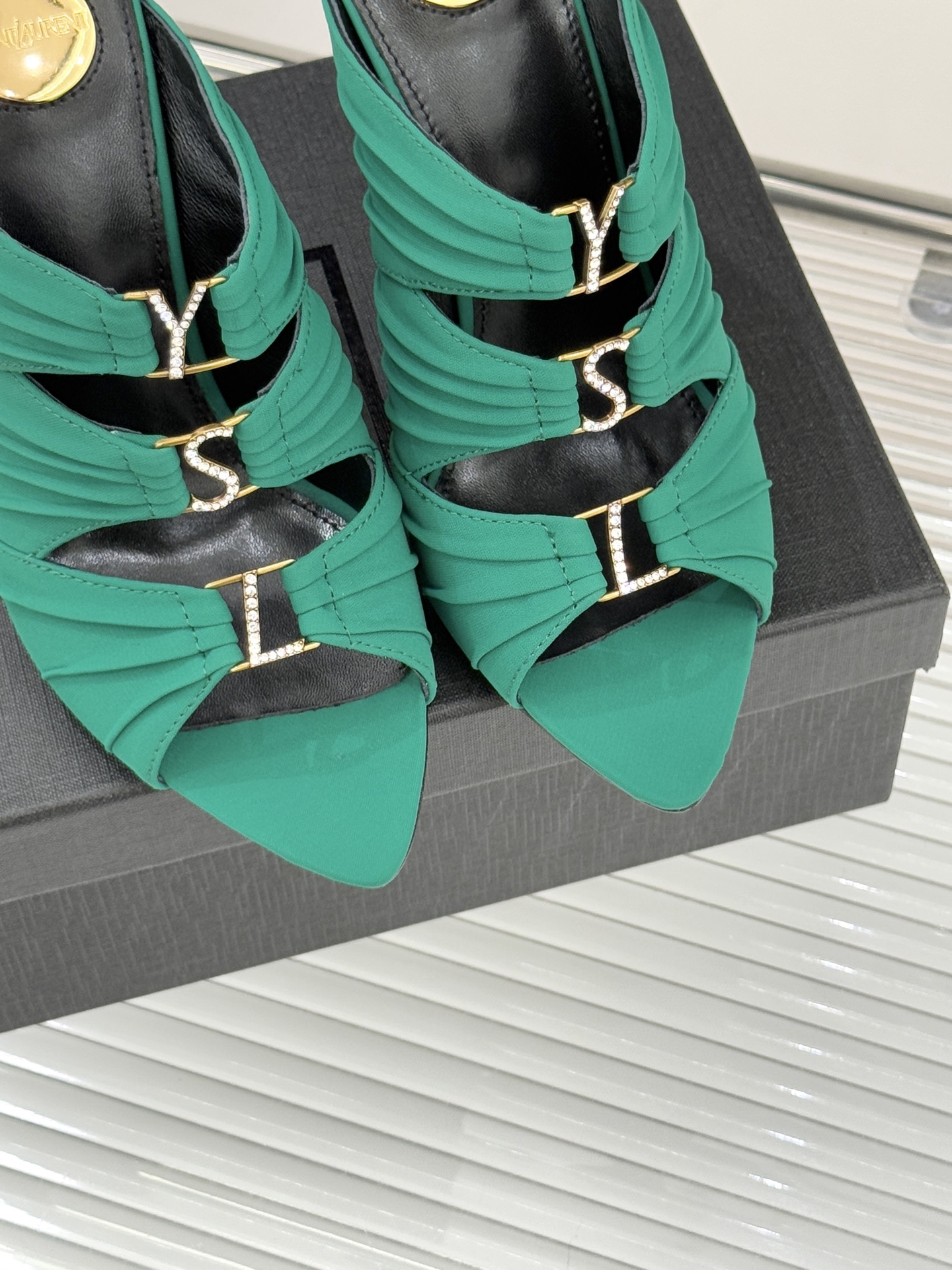 Saint Lauren*YSL圣罗兰26WF新品水钻扣性感真丝尖头平底高跟拖以重磅真丝的柔光碰撞水钻扣