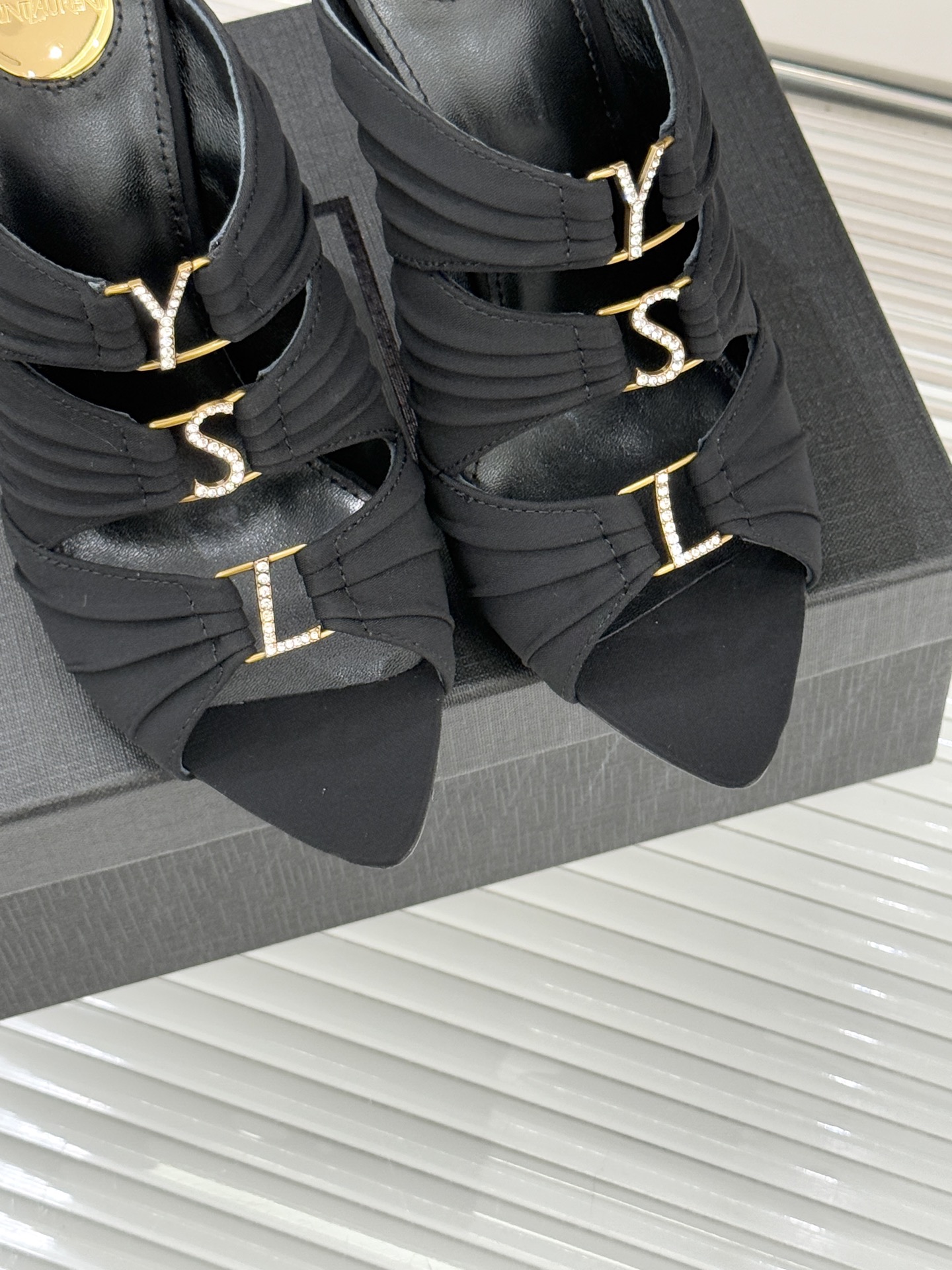 Saint Lauren*YSL圣罗兰26WF新品水钻扣性感真丝尖头平底高跟拖以重磅真丝的柔光碰撞水钻扣
