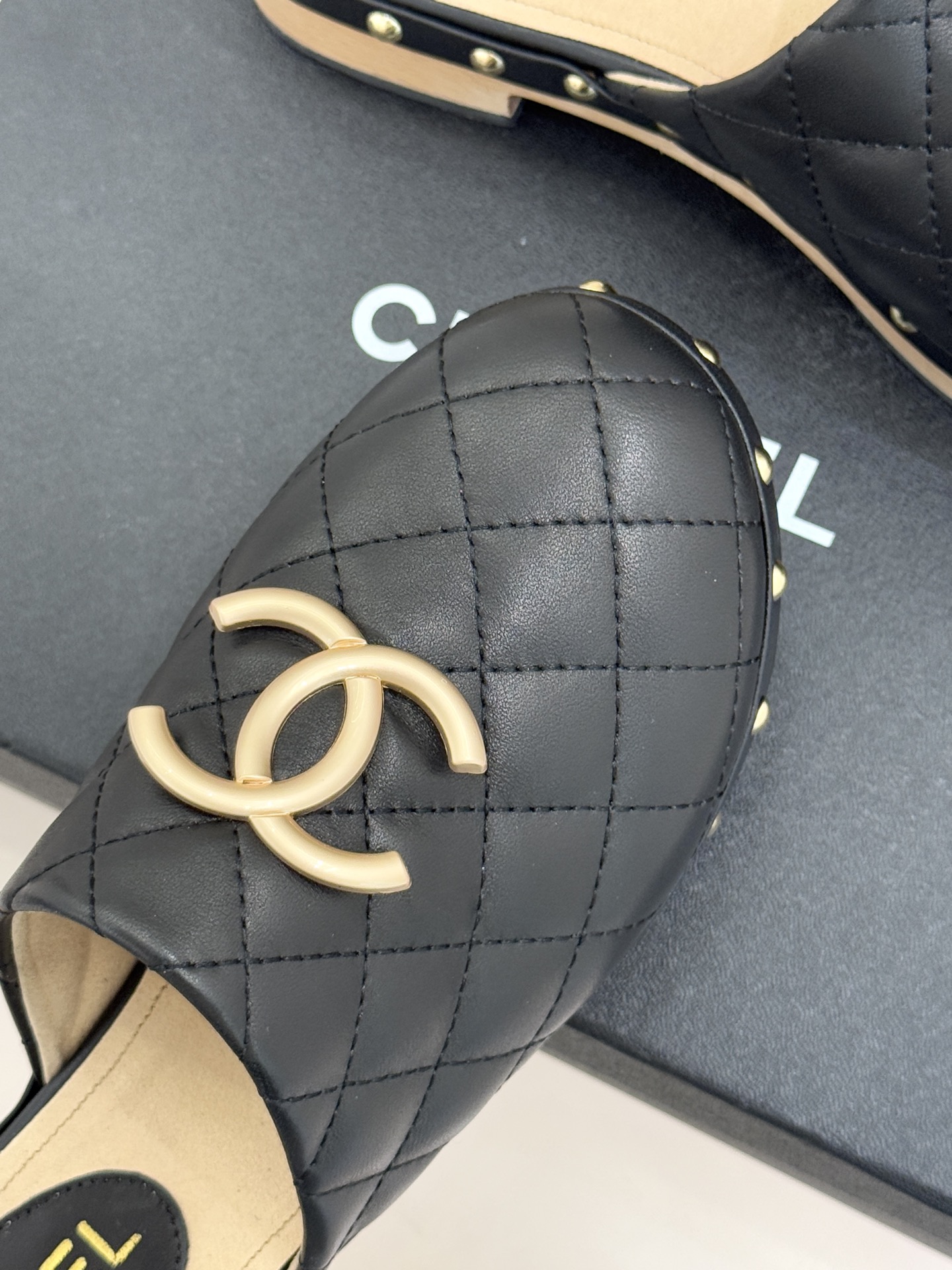 CHANE* ｜小香经典金属双C菱格实木包头厚底拖鞋将经典菱格纹与实木厚底精妙融合把法式优雅与度假松弛感