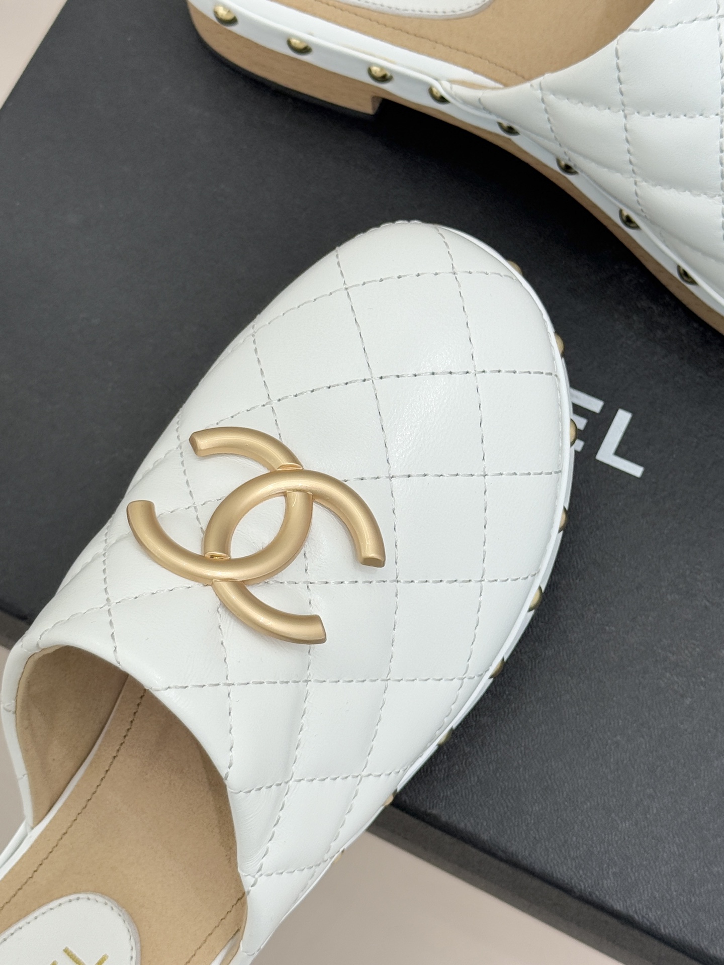 CHANE* ｜小香经典金属双C菱格实木包头厚底拖鞋将经典菱格纹与实木厚底精妙融合把法式优雅与度假松弛感